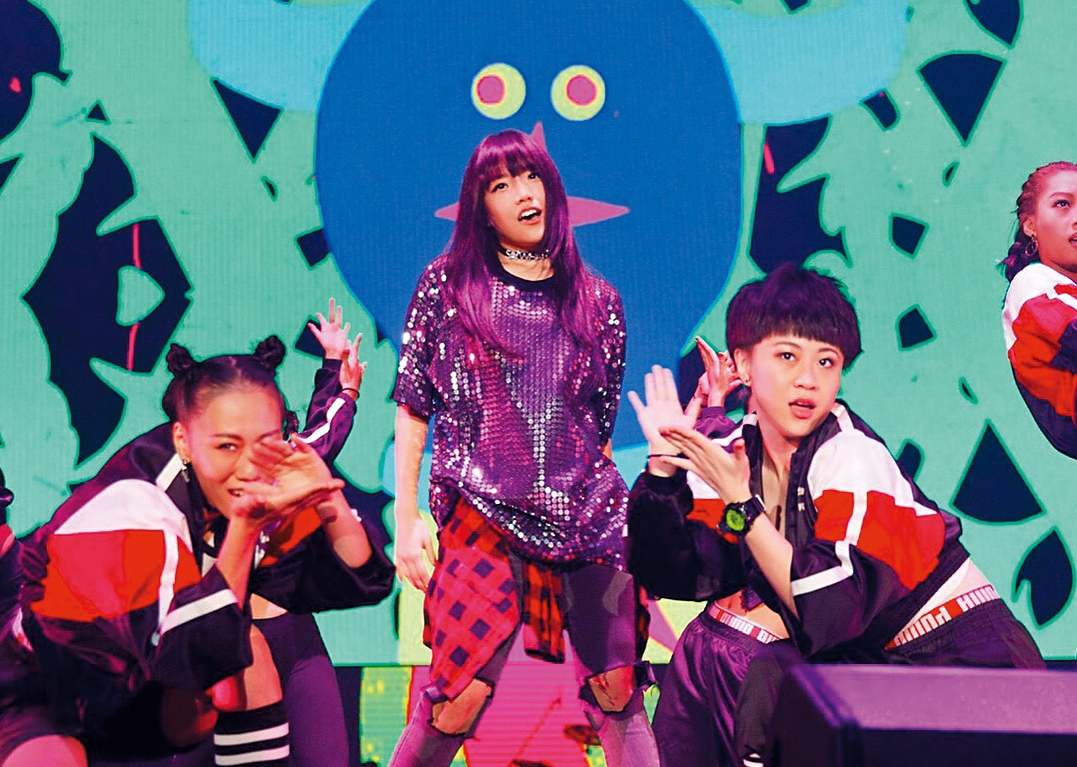 安那（左）常跟叮噹（右）同台，據傳，她們因為合拍MV愈走愈近，但沒想到原來是一對女女情侶。（翻攝自安那IG）