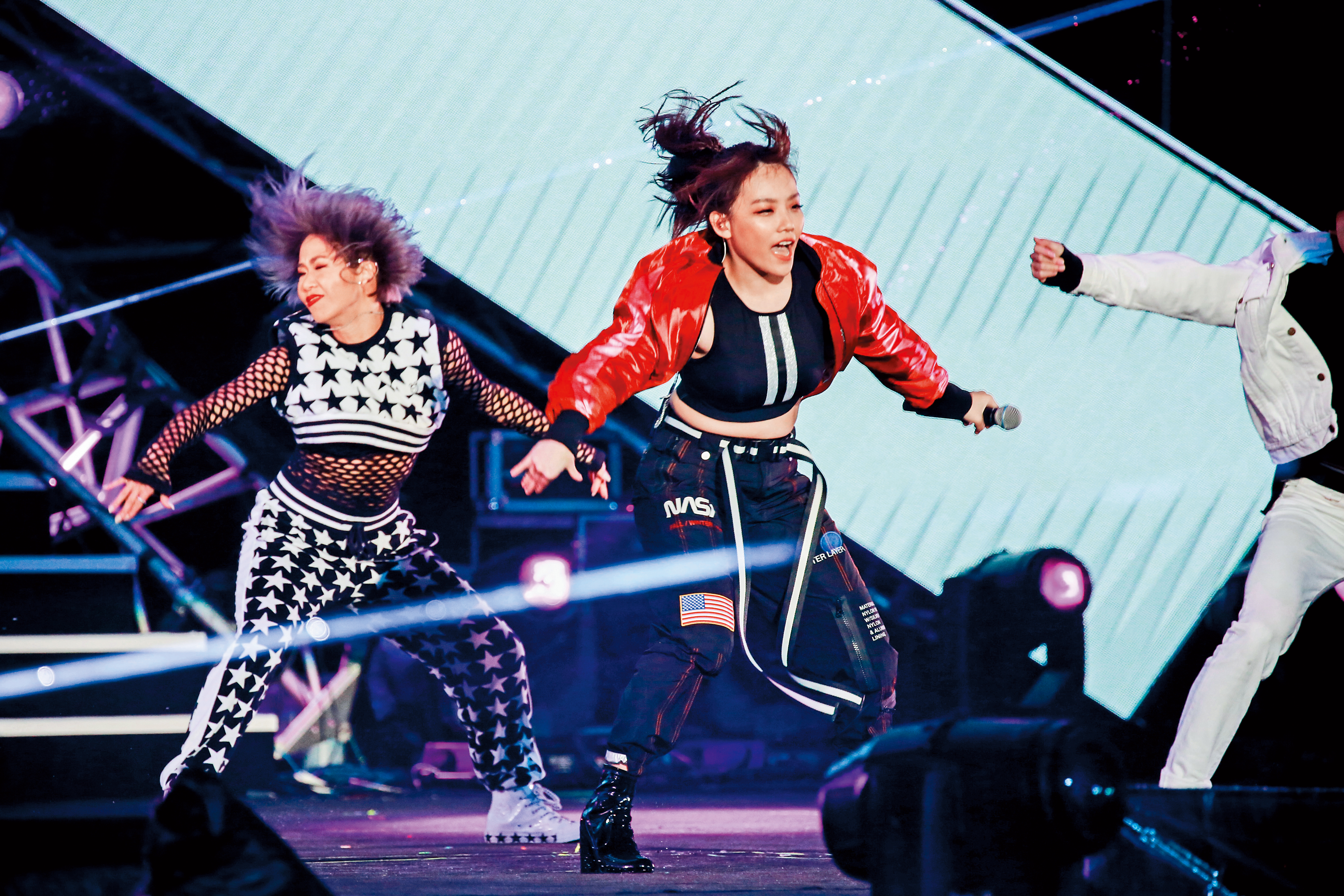 比其他新人來得幸運，安那靠著阿妹迅速走紅，但她自己的實力也備受肯定，還被封為「最強怪物新人」、出席不少商業活動。