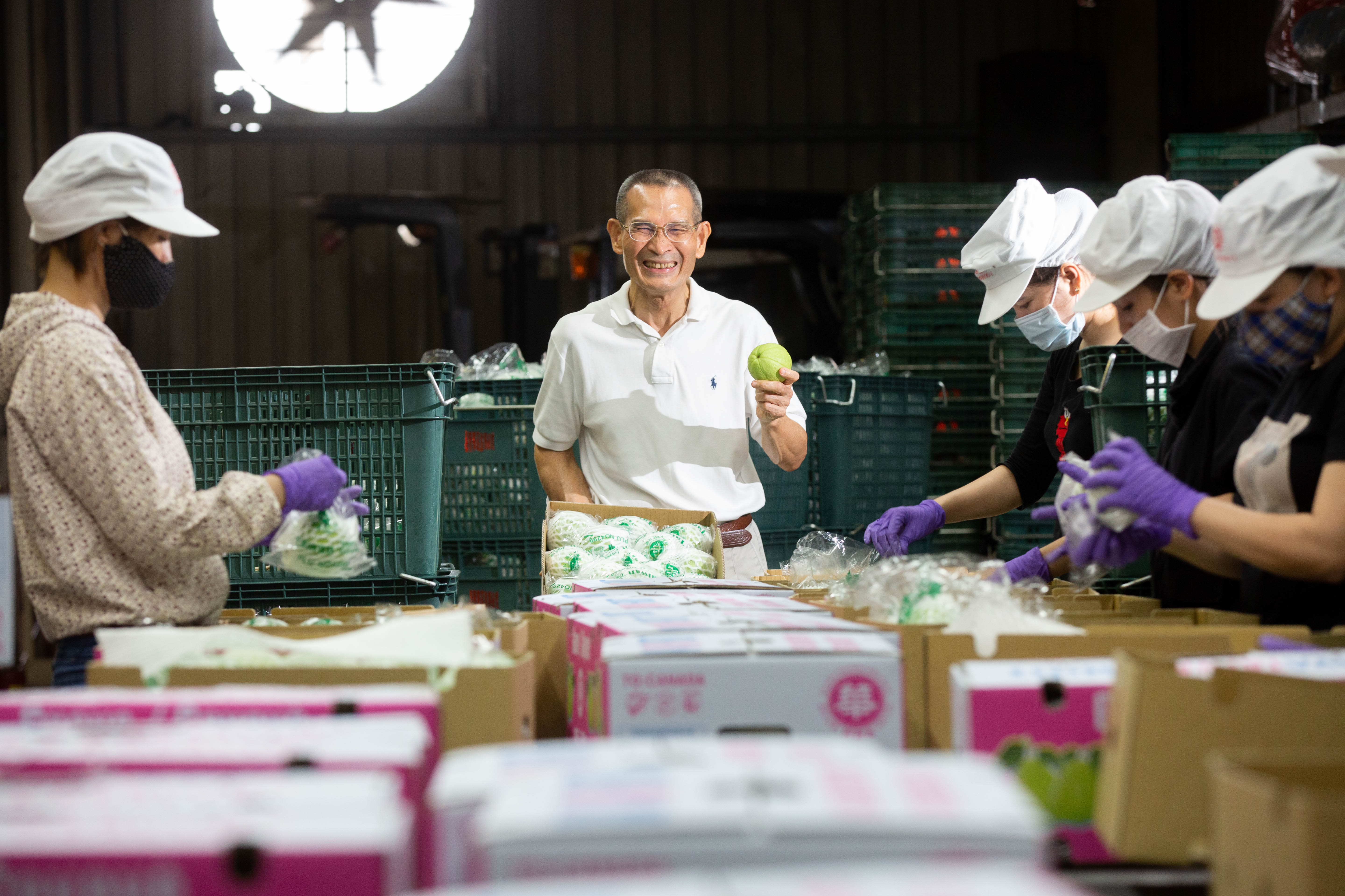 陳盈貴（中）掌握台灣水果外銷市占逾3成，去年創下15億元營收。