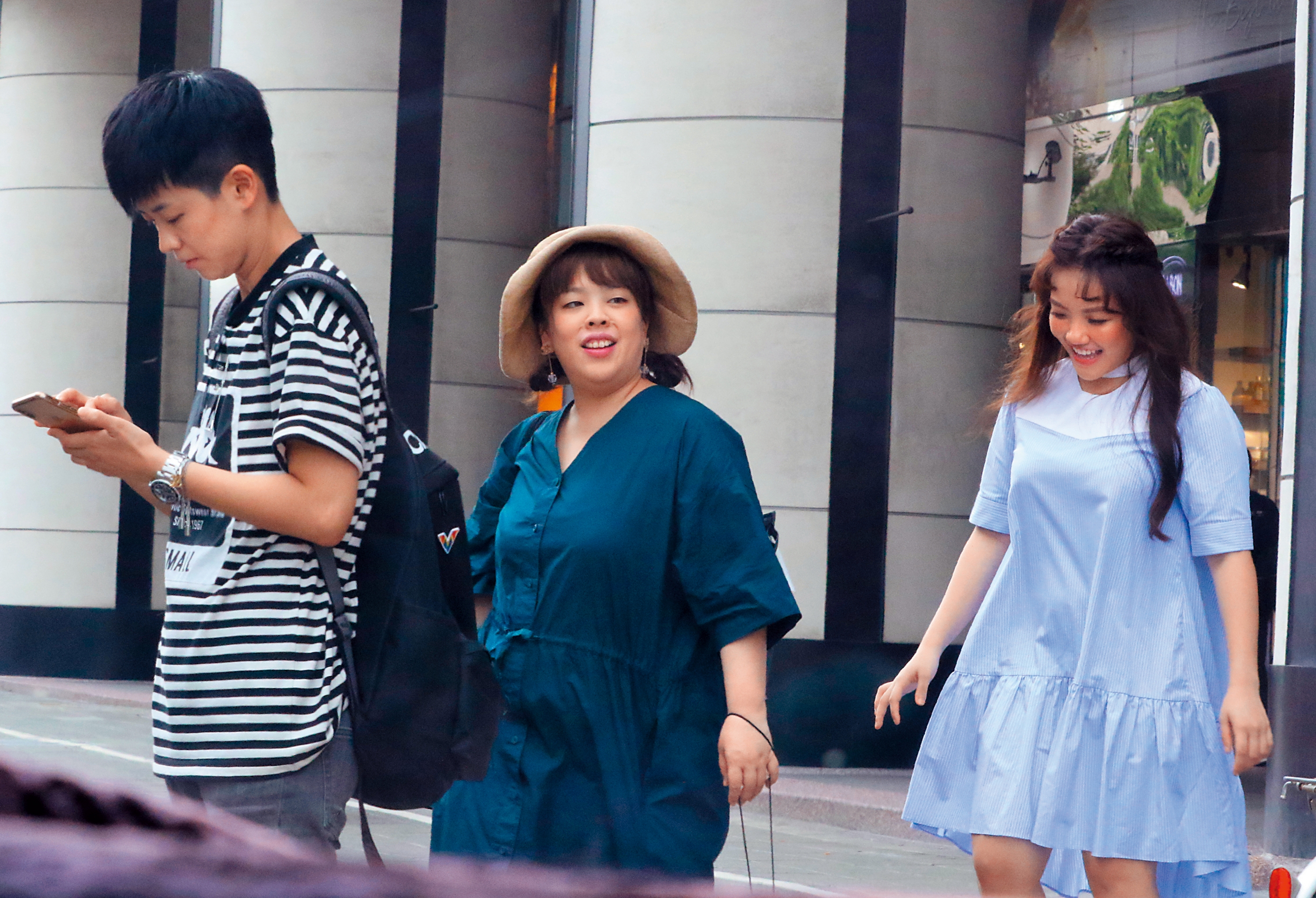 前陣子安那（右）出席活動，一身沒束腰的洋裝，讓她看來有分量。