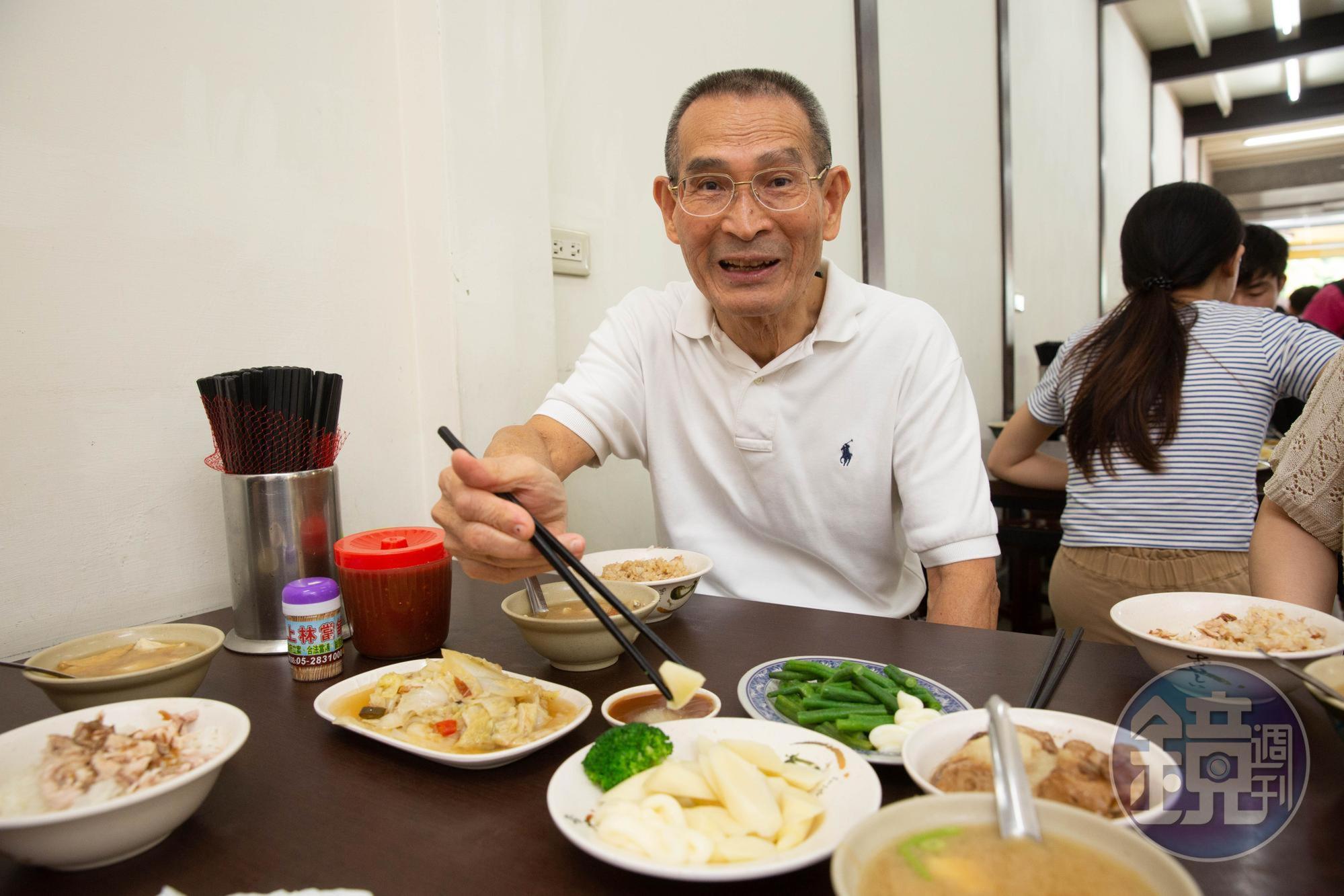 陳盈貴走在路上就像一個尋常的平凡阿北，他說自己口袋都裝剛好的錢。