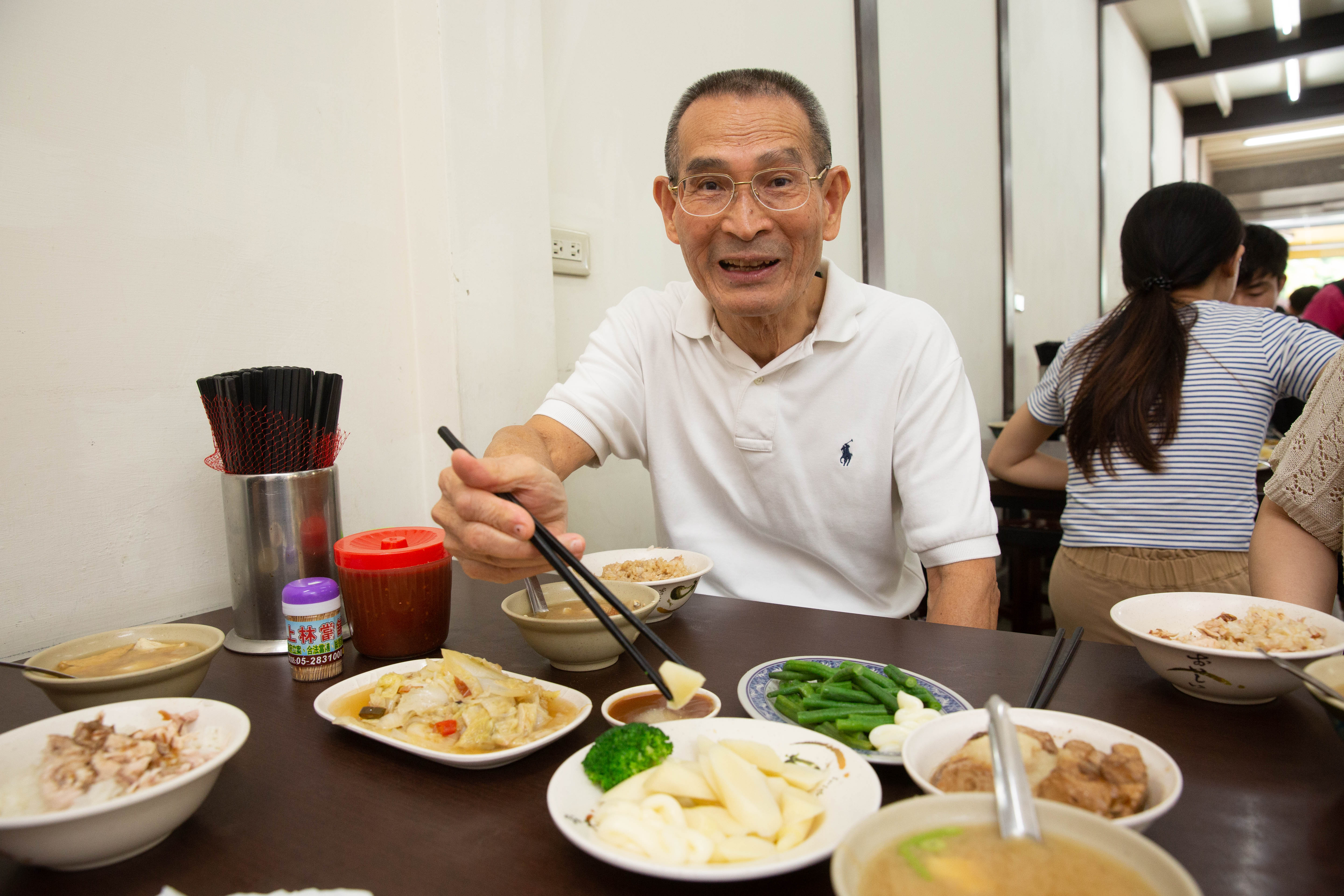 陳盈貴走在路上就像一個尋常的平凡阿北,他說自己口袋都裝剛好的錢。