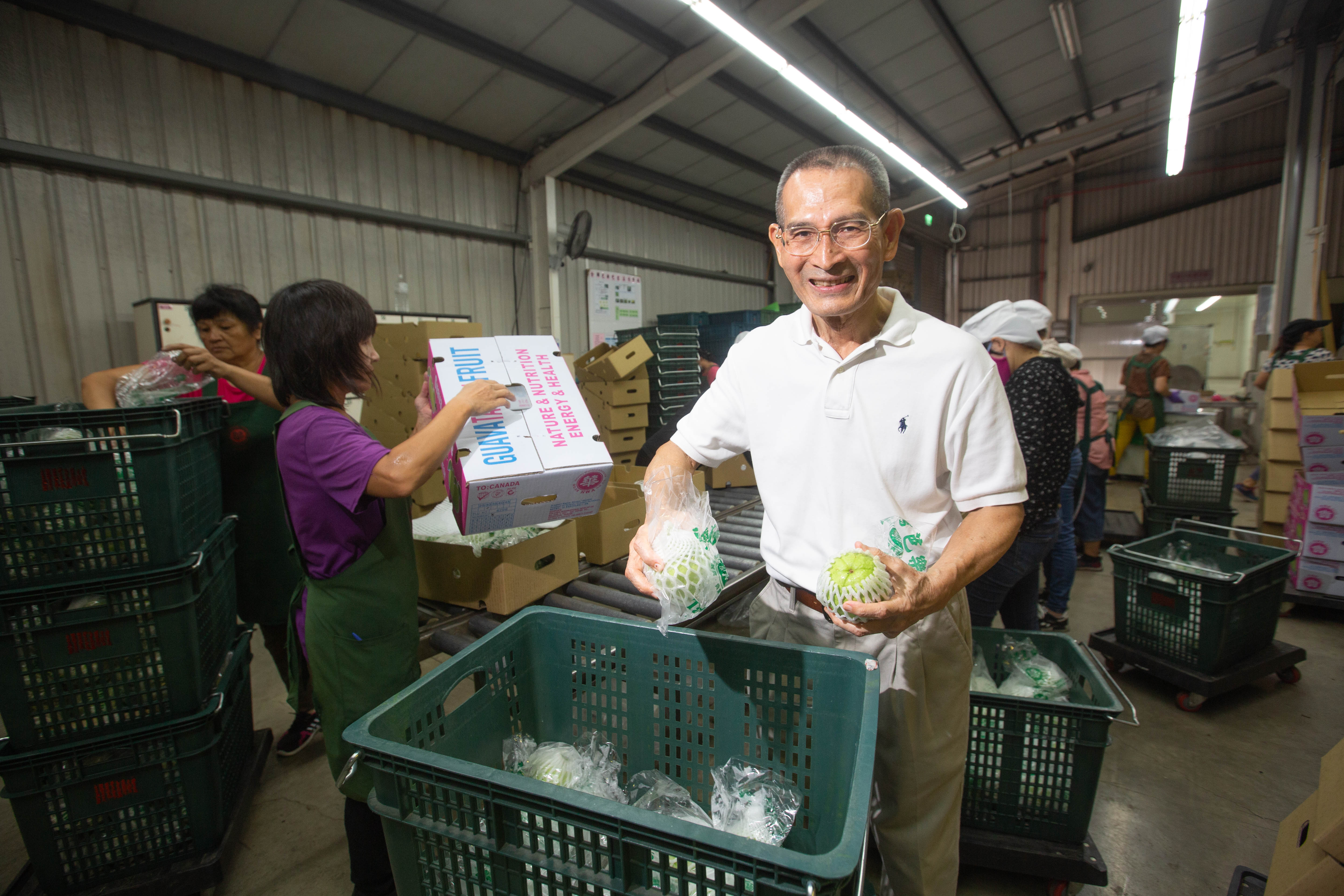 陳盈貴退伍後接下父親蔬果貿易行的生意，一生閱水果無數。