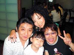 安那（前排中）一家人與阿妹（後）的早年合照，頗具歷史風味，但看來和樂融融。