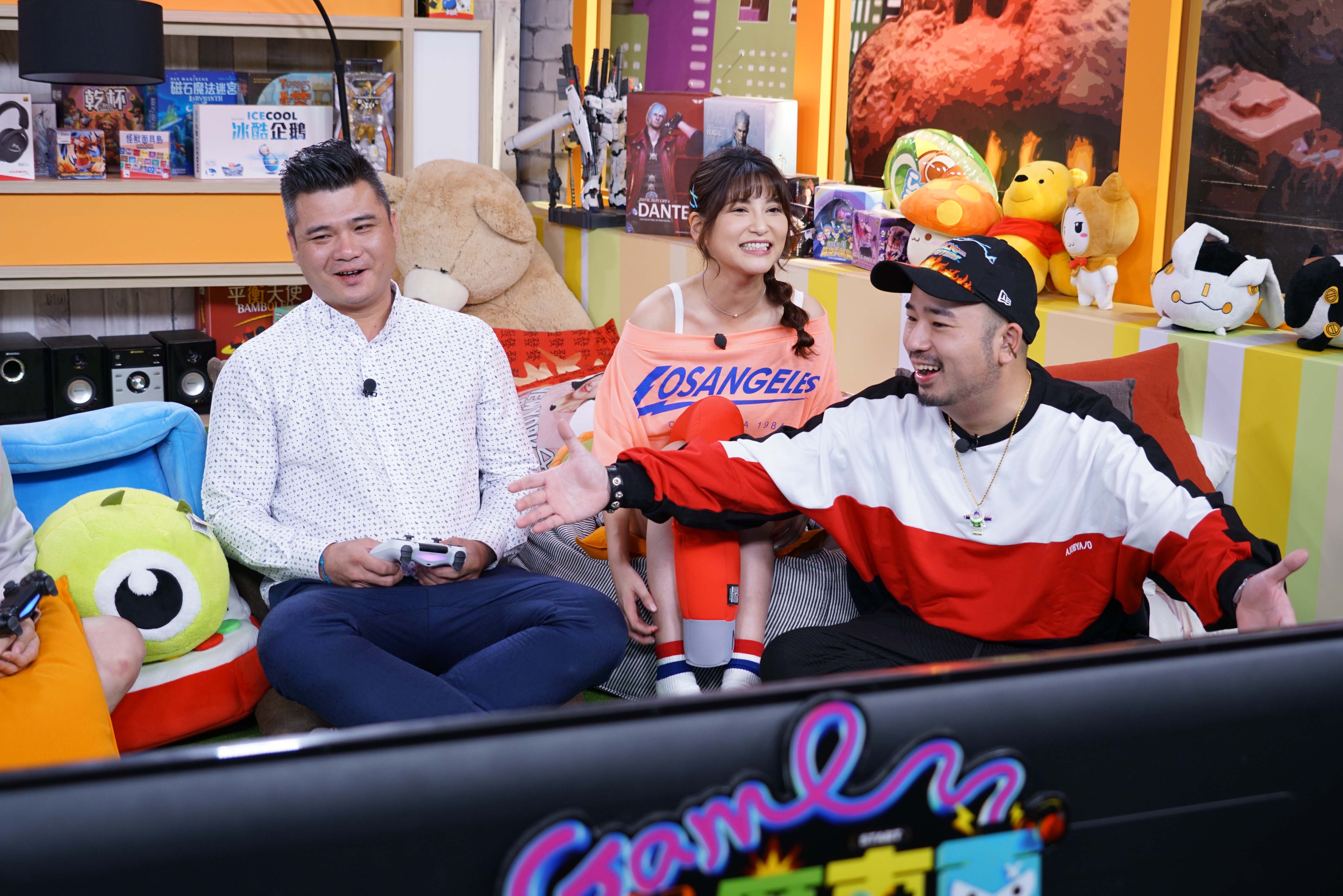 林揚竣跟大家一起開箱賽車新遊戲，第一次就上手，連玩兩場都拿第一。（狼谷娛樂）