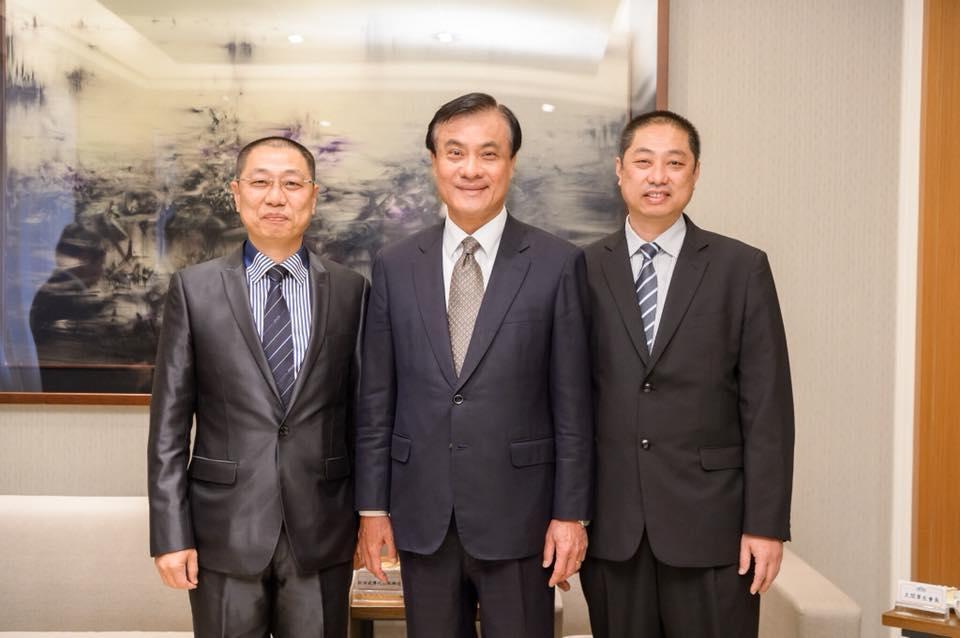 鴻欣營造實際負責人蔡清旭（右）與民進黨高層關係不錯，臉書上還有他與哥哥和立法院長蘇嘉全的合照。（翻攝自臉書）