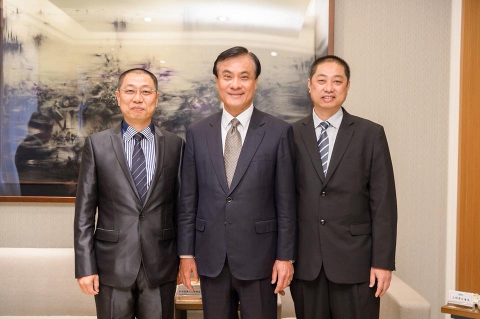 鴻欣營造實際負責人蔡清旭（右）與民進黨高層關係不錯，臉書上還有他與哥哥和立法院長蘇嘉全的合照。（翻攝自臉書）