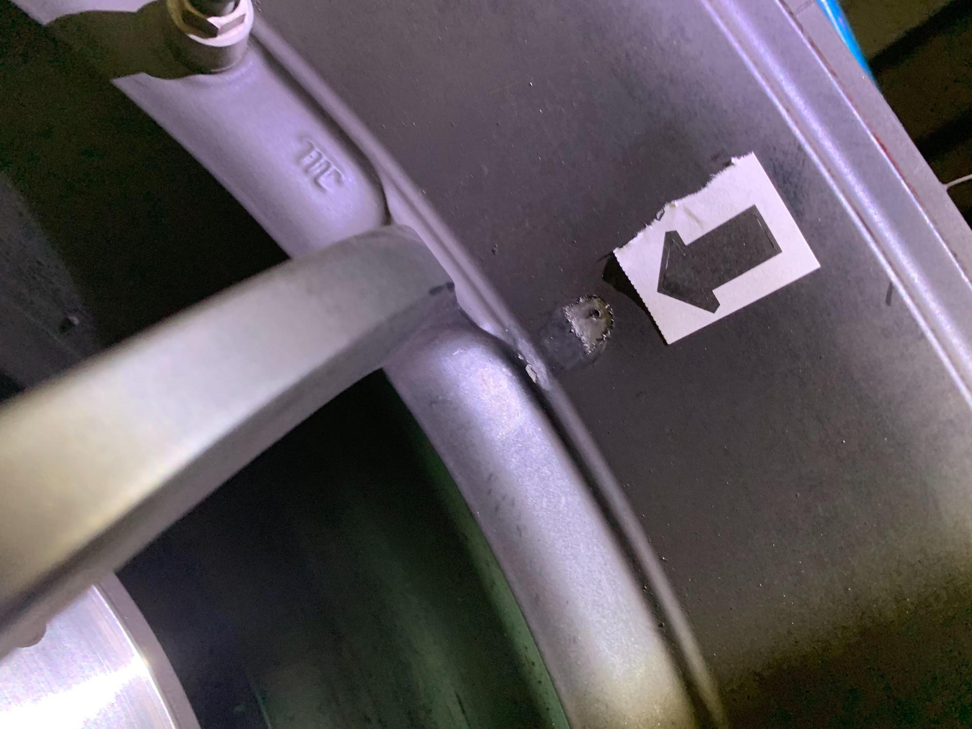 遭林嫌開槍射擊車輛輪胎，留下清晰可見彈孔。（翻攝畫面）