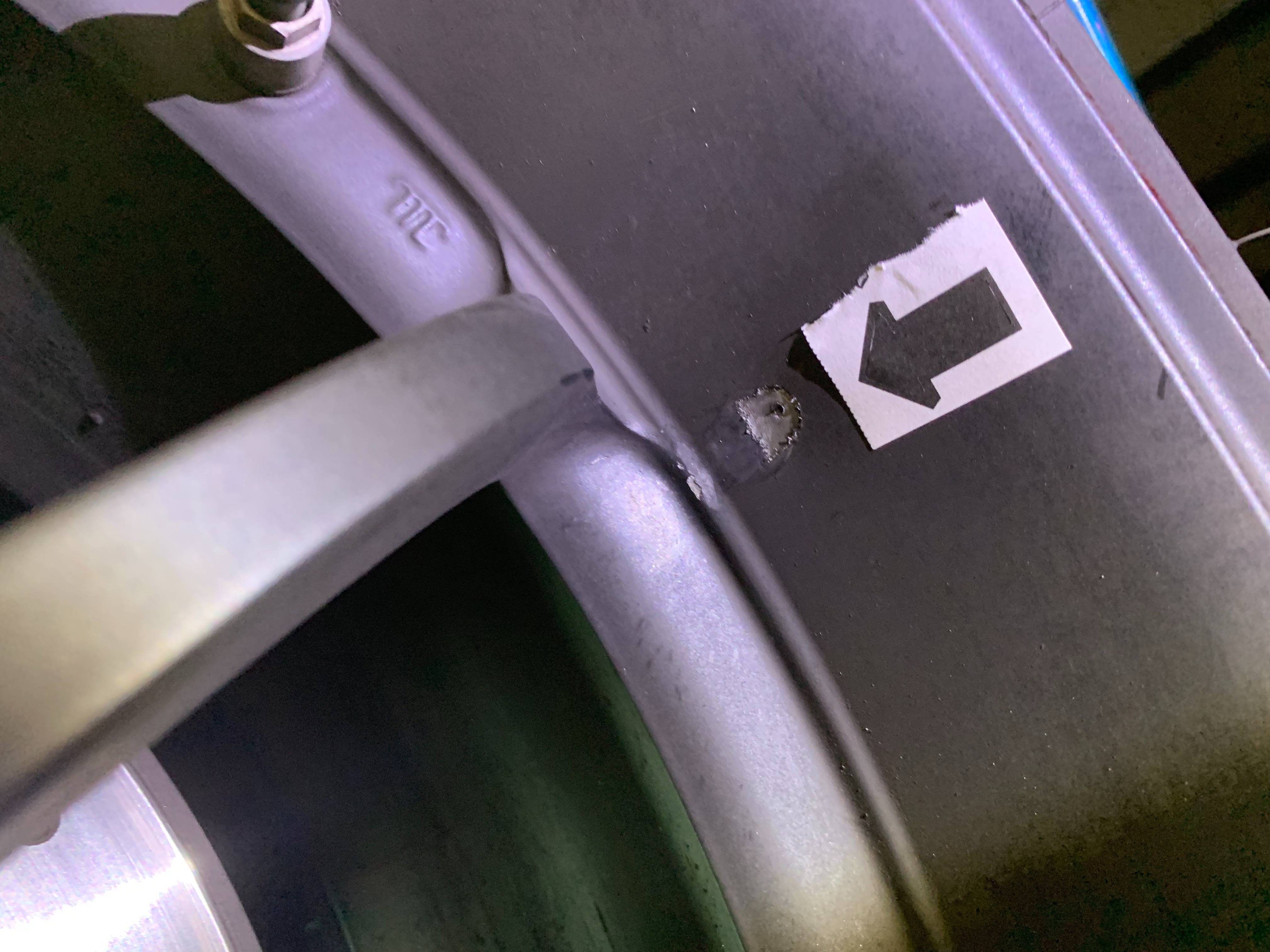 遭林嫌開槍射擊車輛輪胎,留下清晰可見彈孔。(翻攝畫面)