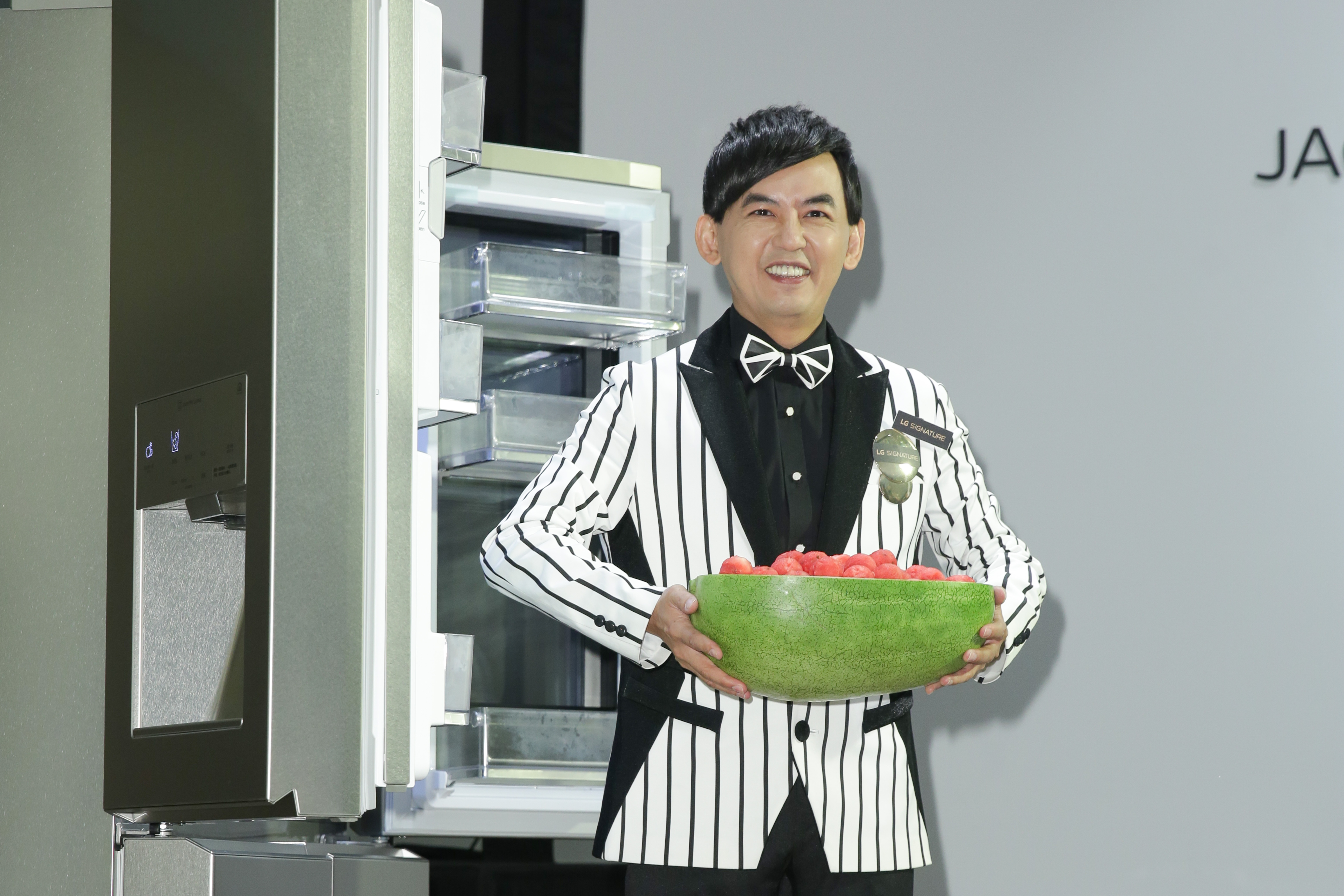 黃子佼出席LG SIGNATURE頂級家電展示記者會，透露下月要去女友孟耿如家提親。