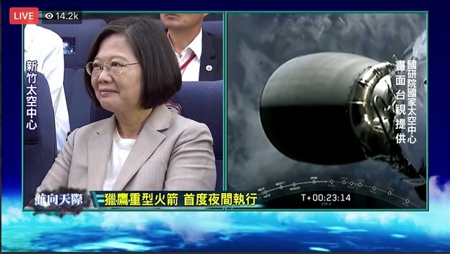 親赴太空中心陪同倒數的總統蔡英文說，福衛七號將成太空中最精準溫度計的2.0版。（總統府提供）