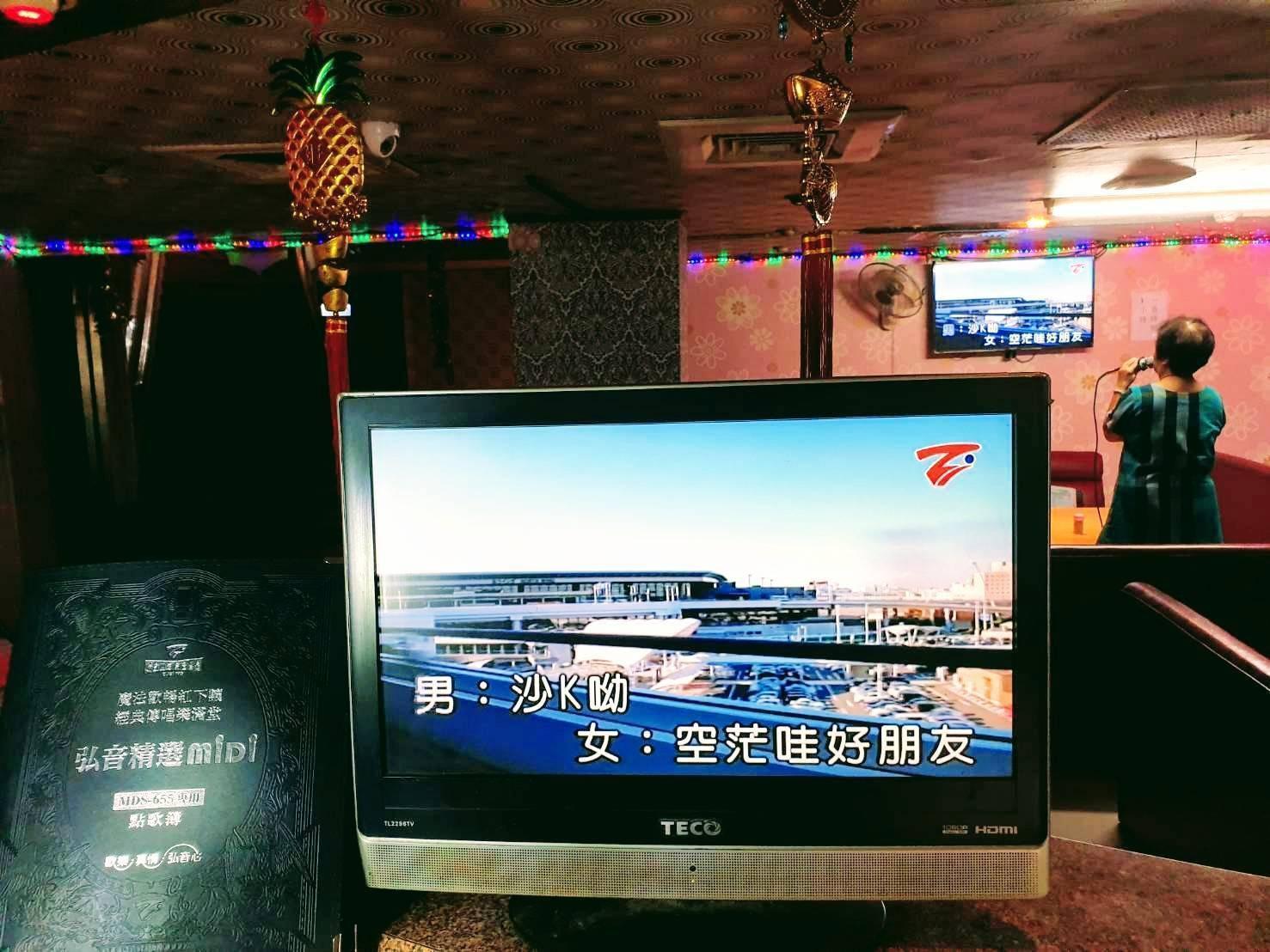 在「唱卡拉OK會罰錢」的不實謠言的背後,我們可以先問一件事:長輩真的如此容易就能把盜版歌曲灌到電腦伴唱機當中?(圖片:弘音公司提供)