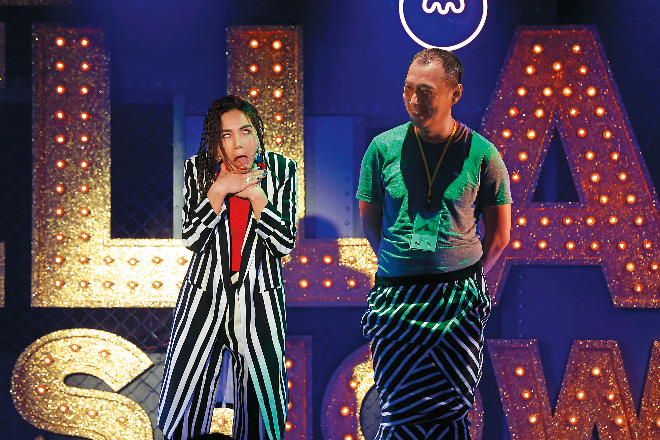 除了旁邊有詭異綠光，Ella還有一對白目，頗具驚悚劇場效果。