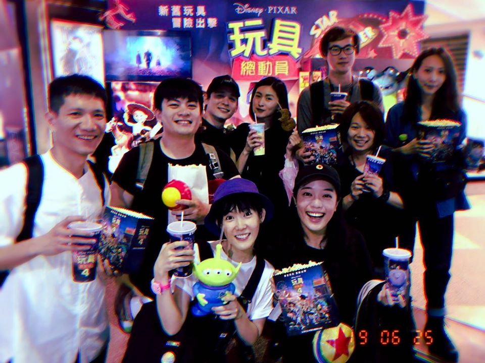 管罄在臉書曬出和倪安東看電影《玩具總動員4》的合照，2人首度公開恩愛放閃。（翻攝自管罄臉書）