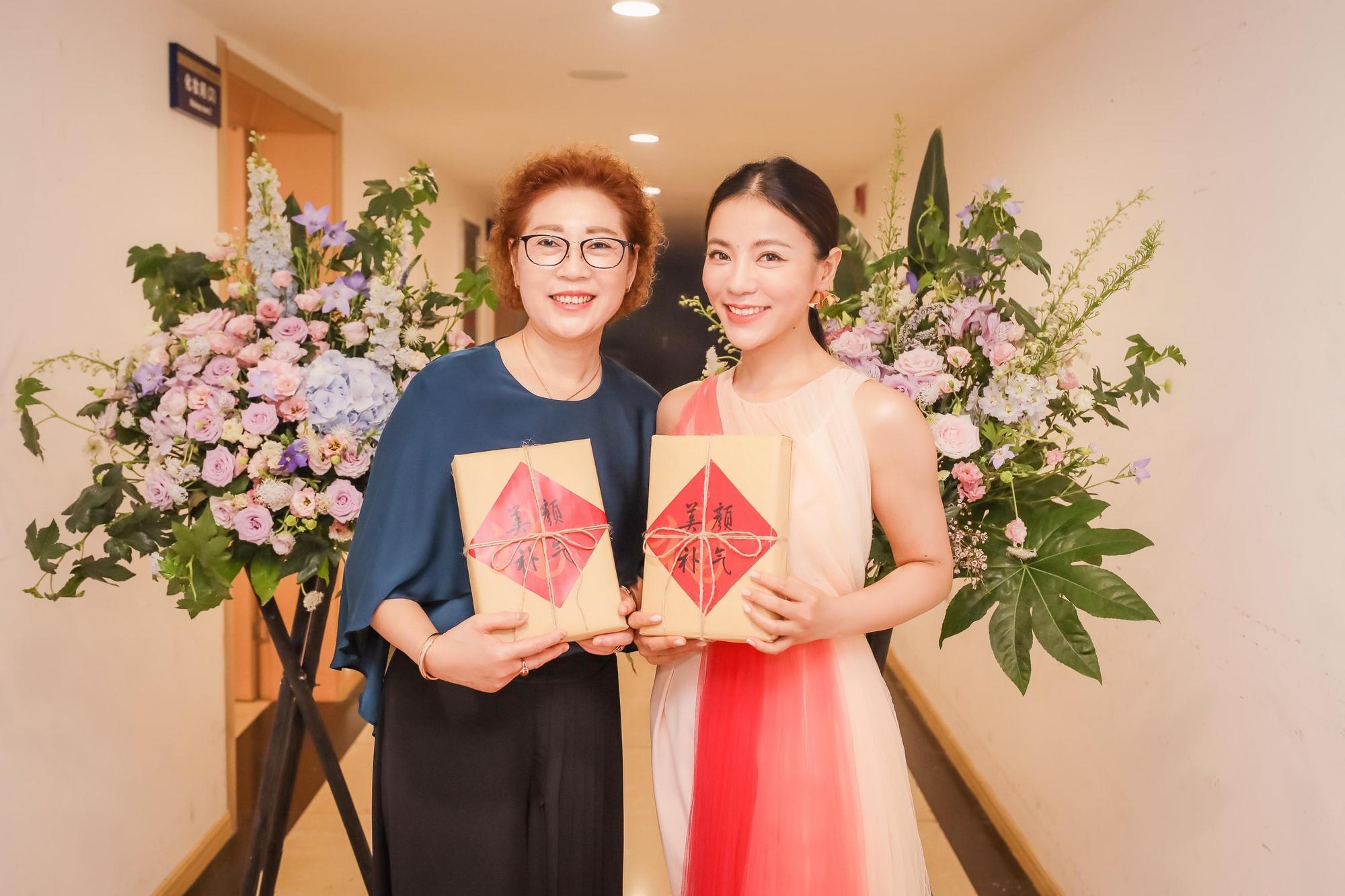 丁噹衣錦還鄉在杭州開唱,母親帶著補品到現場為她加油。(相信音樂提供)