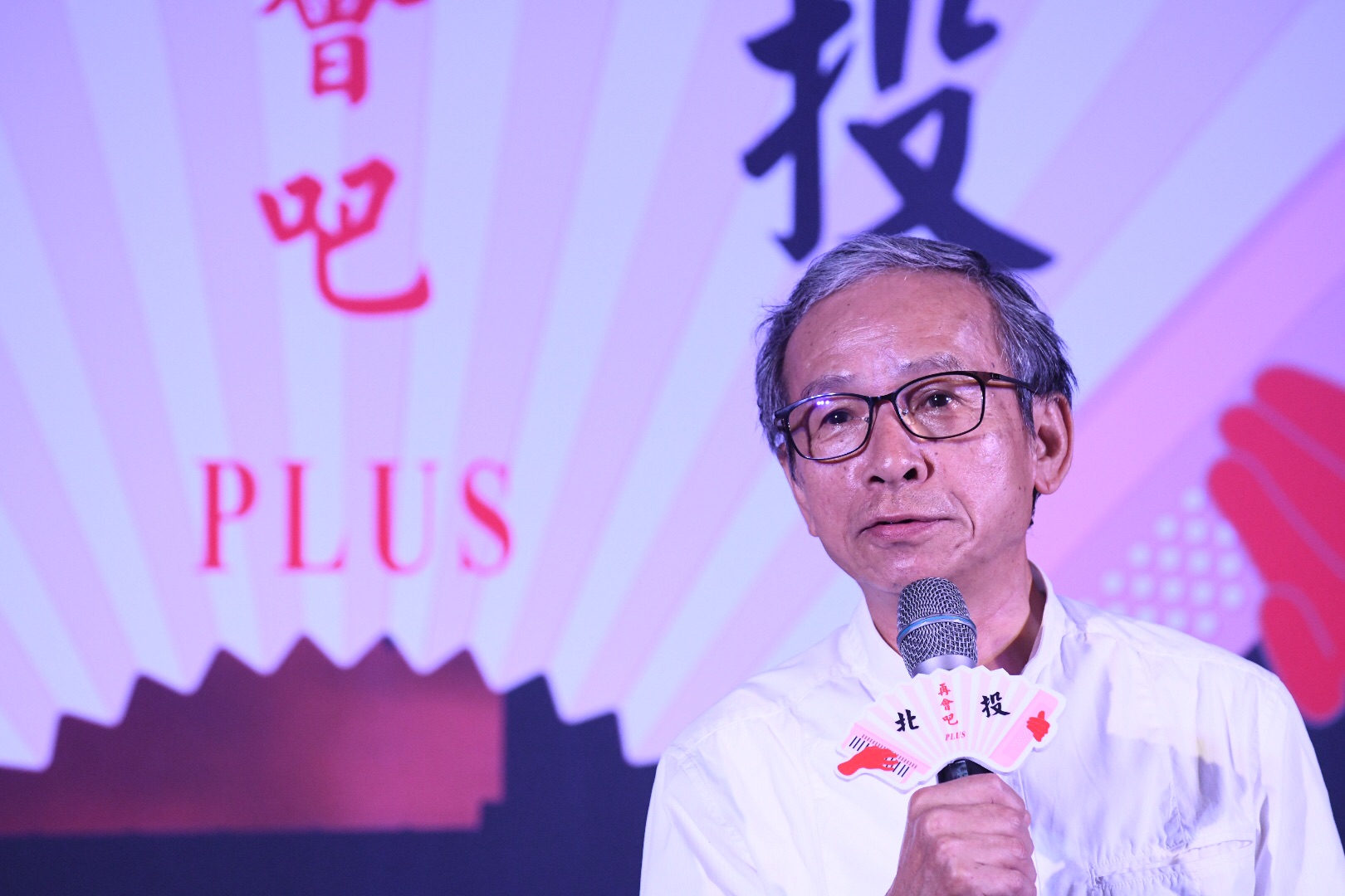 吳念真希望觀眾能進劇場享受兩小時的情緒放鬆，一起歡笑一起哭泣。（綠光劇團提供）