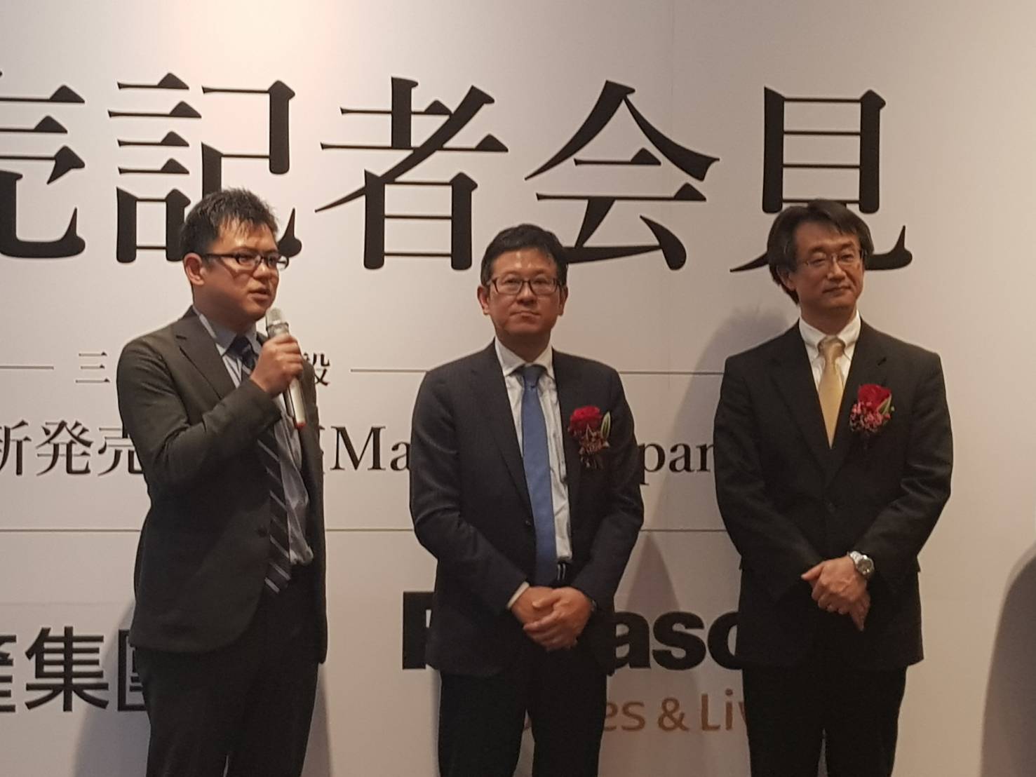 台灣三井不動產及三松開發建設董事長下町一朗(中)與台灣松下營造董事長及三松開發建設董事大塚弘(右)一起出席該公司在台推出的首發個案「三松MPARK」。