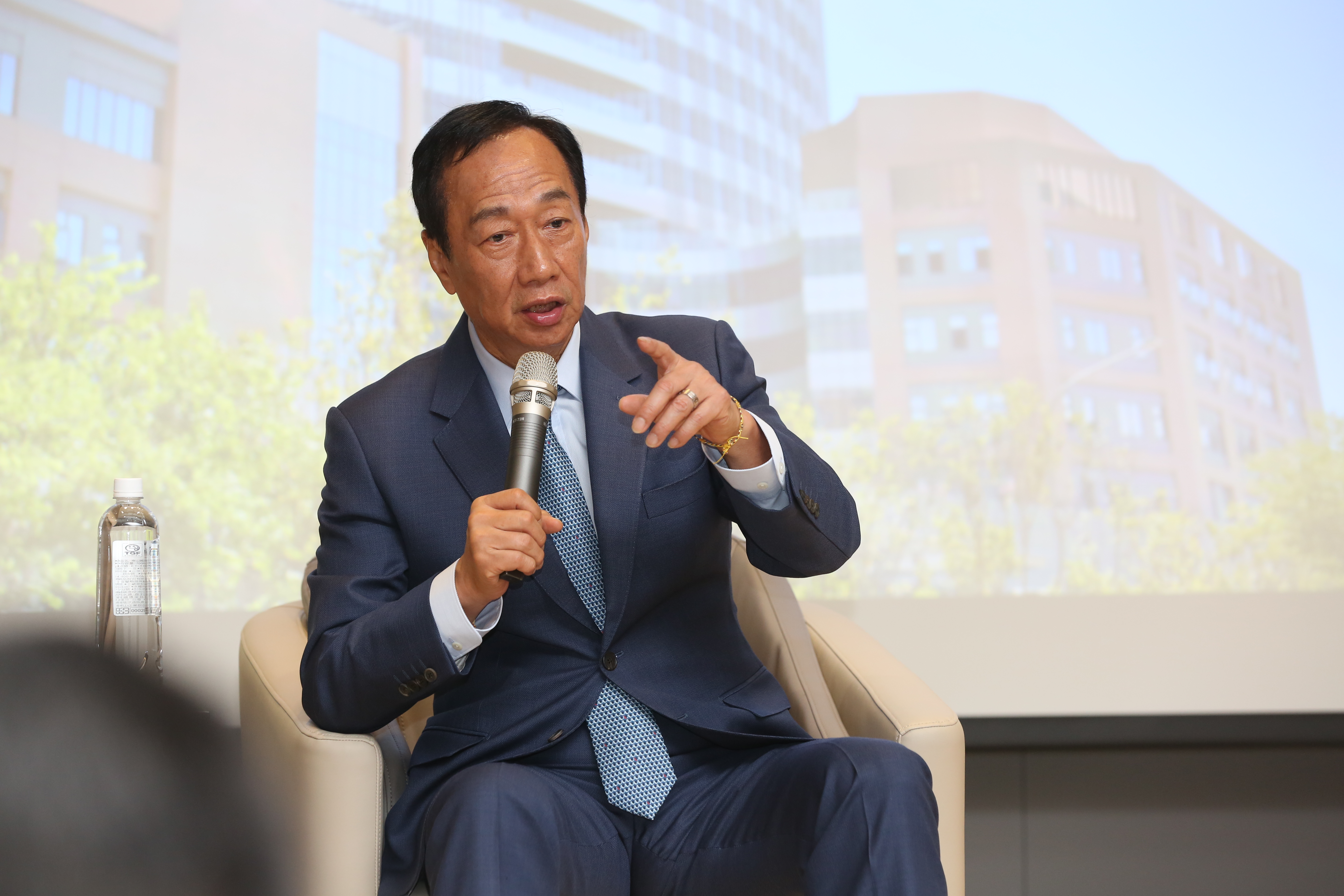 前鴻海董事長郭台銘在國民黨總統初選首場國政願景電視發表會上，自詡是「中華民國的最強外掛」。