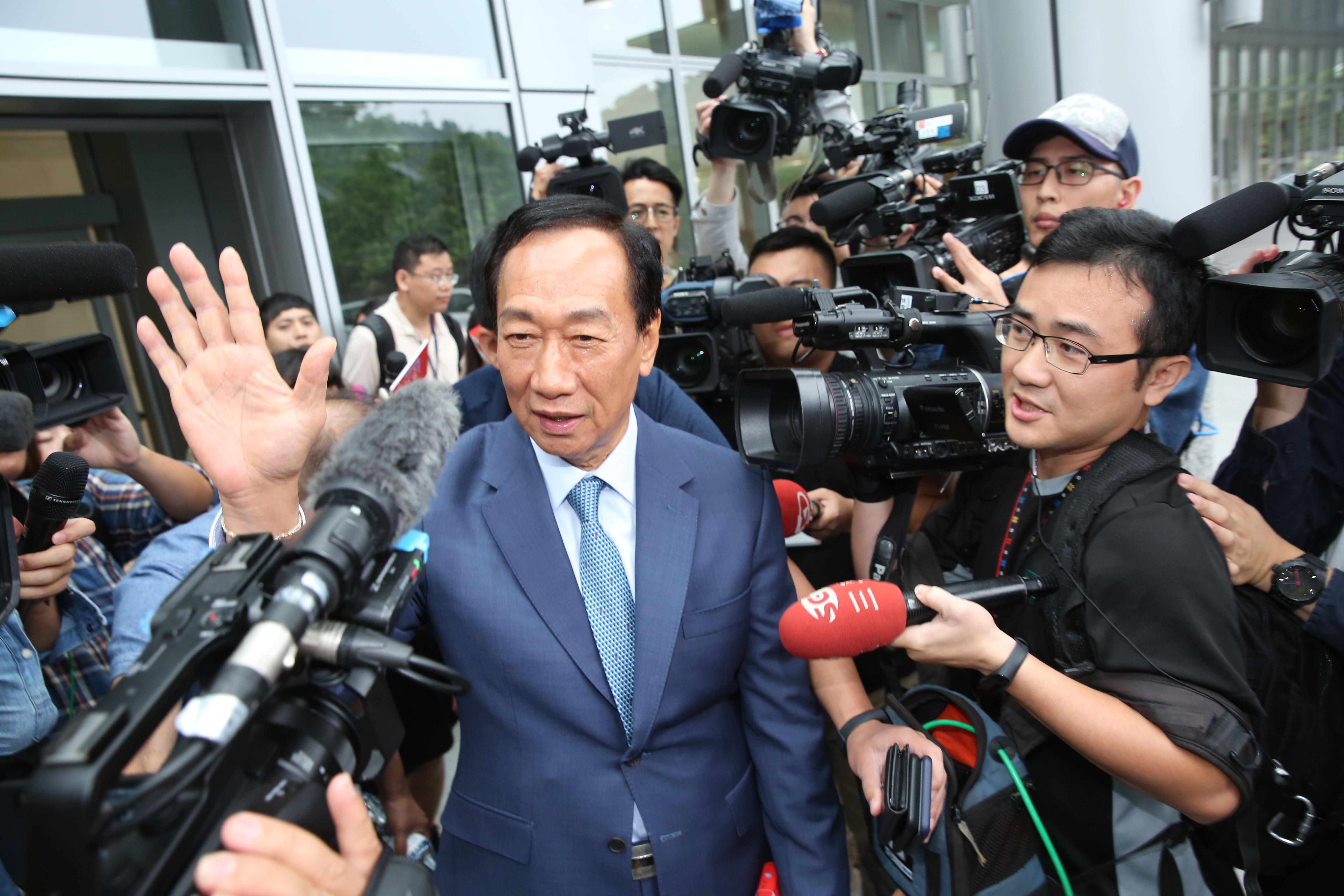 郭台銘在電視發表會上表示，富士康有能力隨時隨地轉移生產基地。