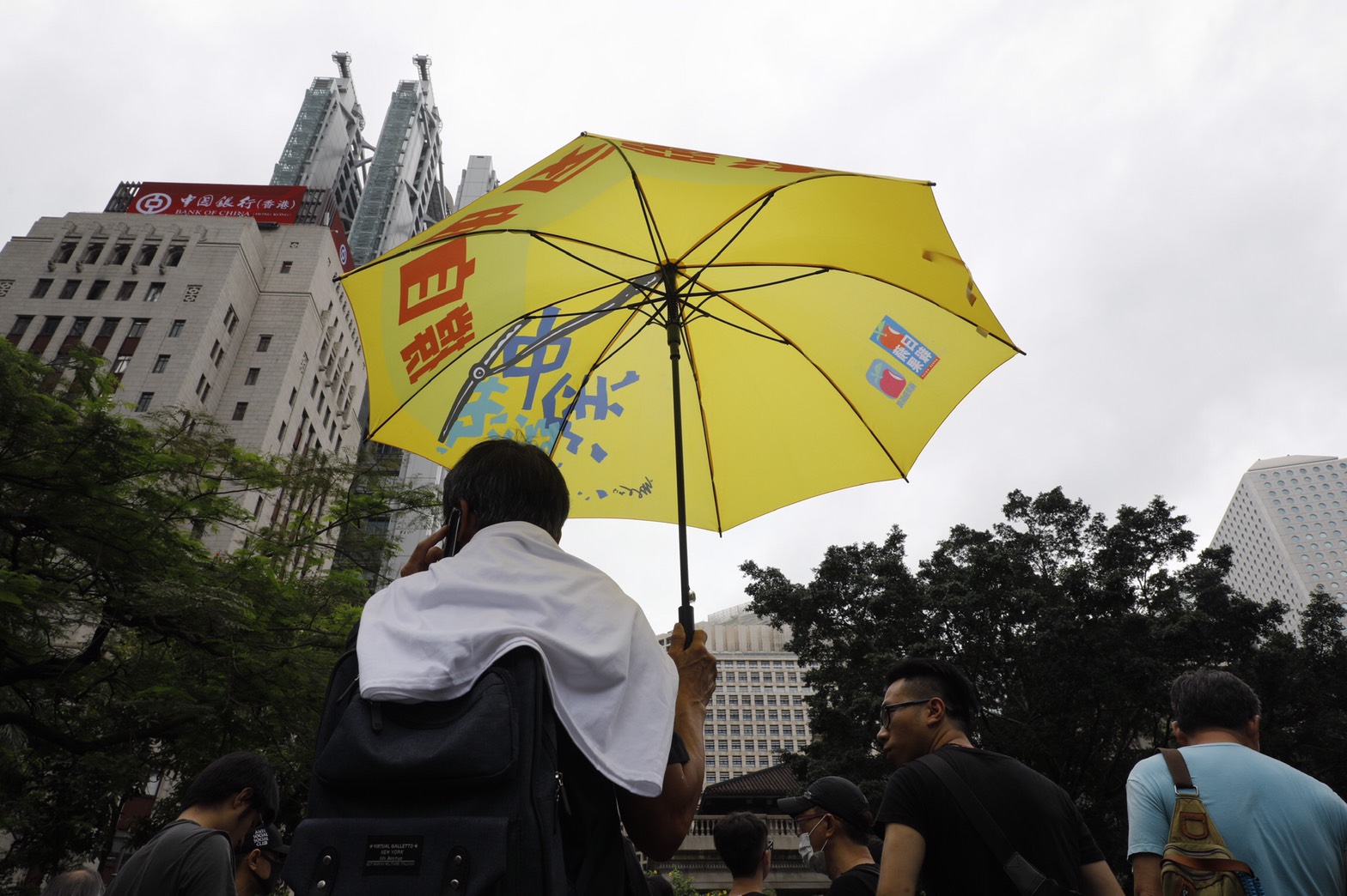 現場也有人高舉黃色雨傘。