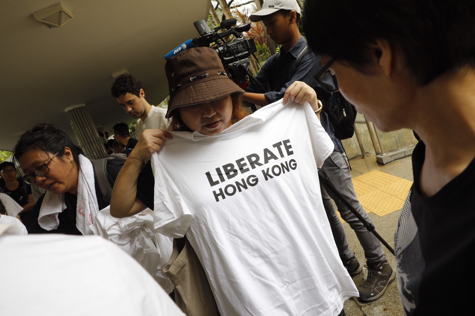 民眾手持「LIBERATE HONG KONG」的白衣。
