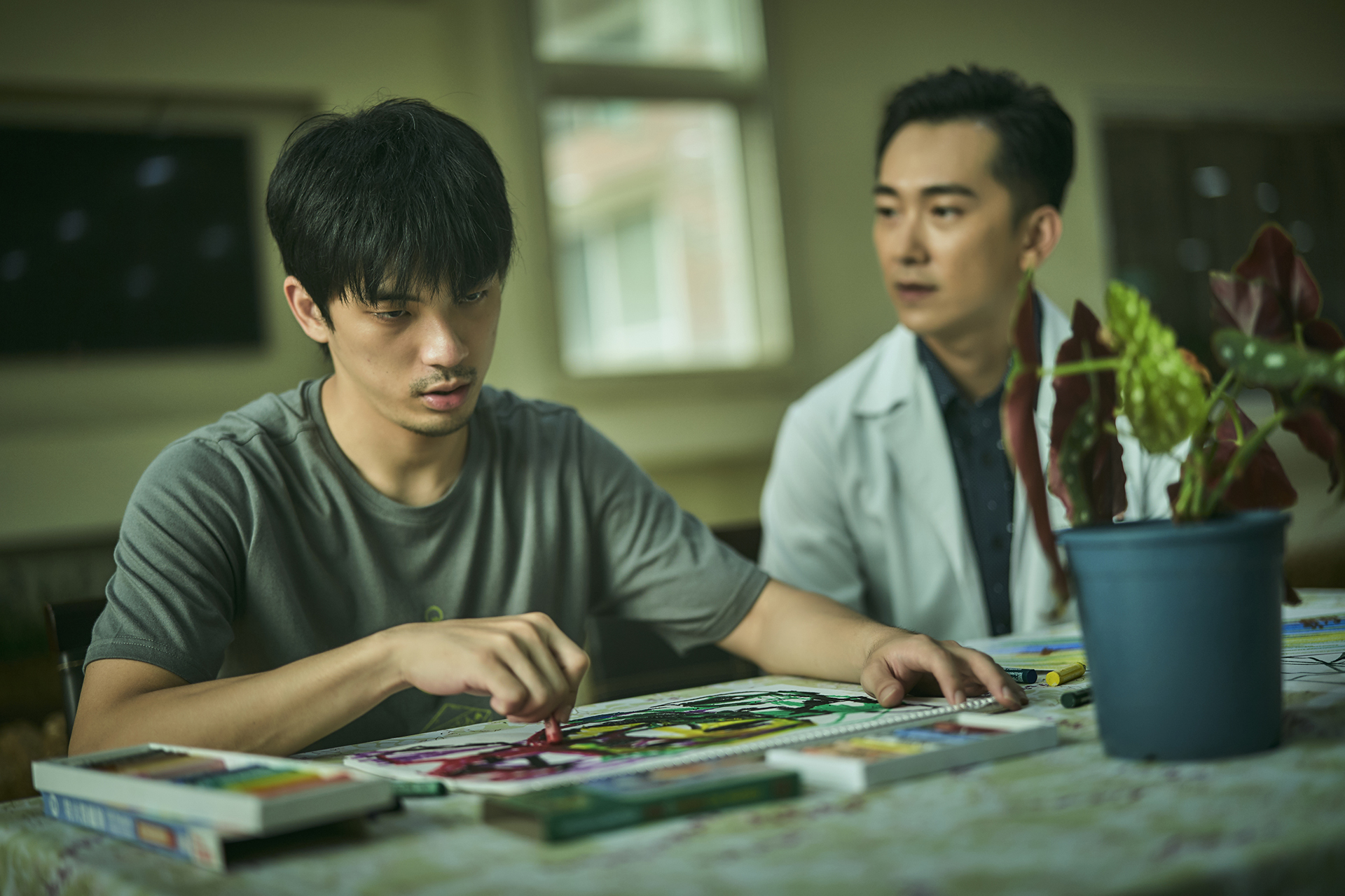 在《我們與惡的距離》有精湛演出的林哲熹（左），是柯震東籌拍的同志片《尋找Money boys》另一位男主角。（公視提供）