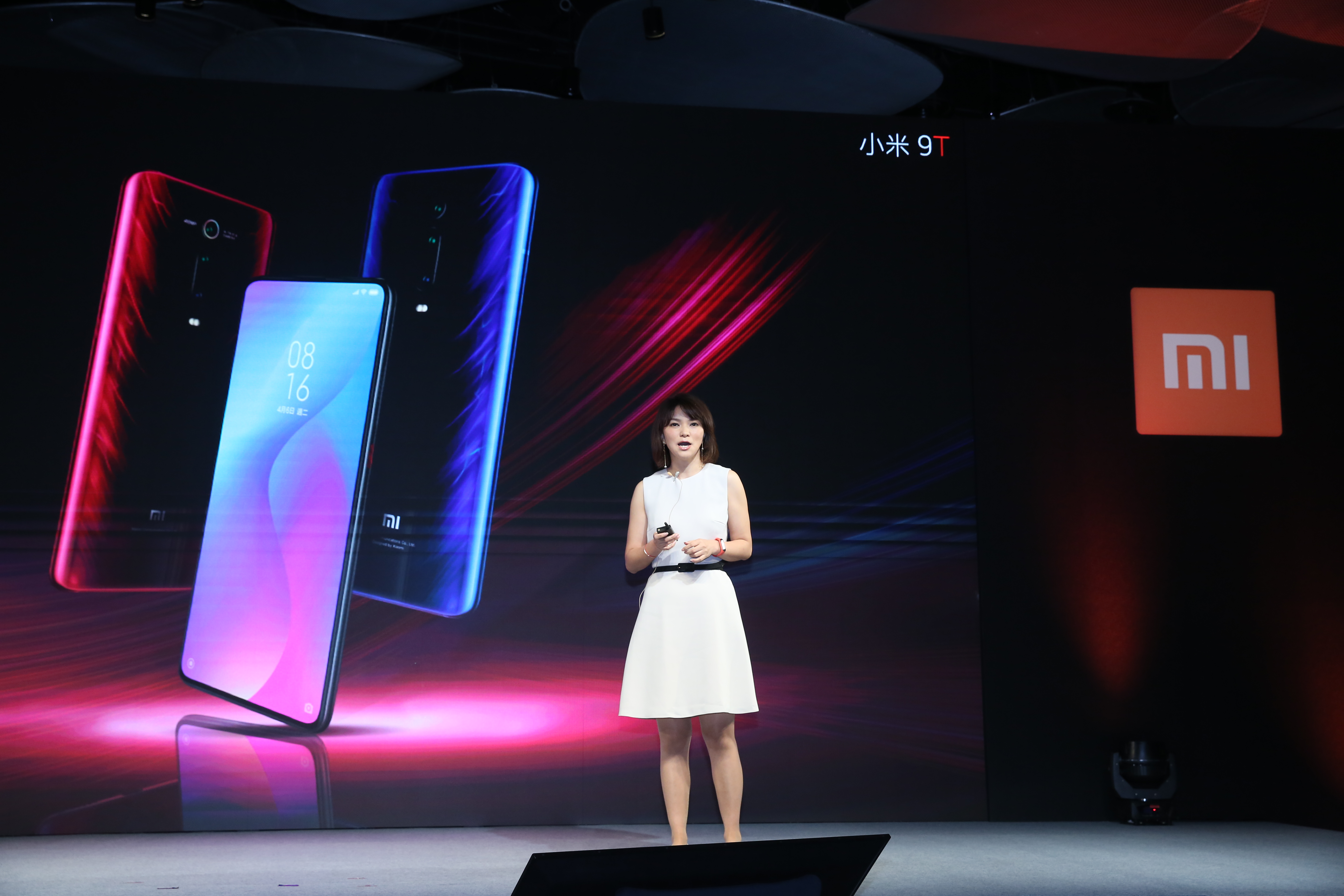 小米在台發表手機、手環等4大新品，由台灣總經理羅燕親自主持。