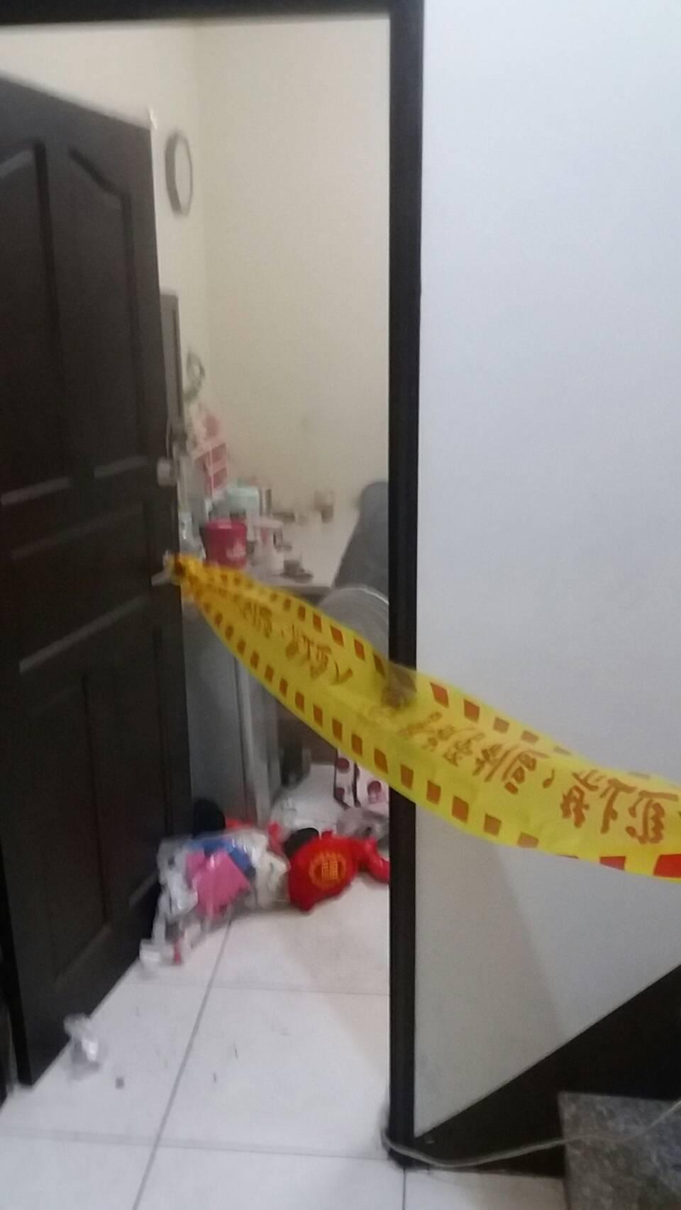 男子帶著一對兒女在套房內燒炭。(翻攝畫面)