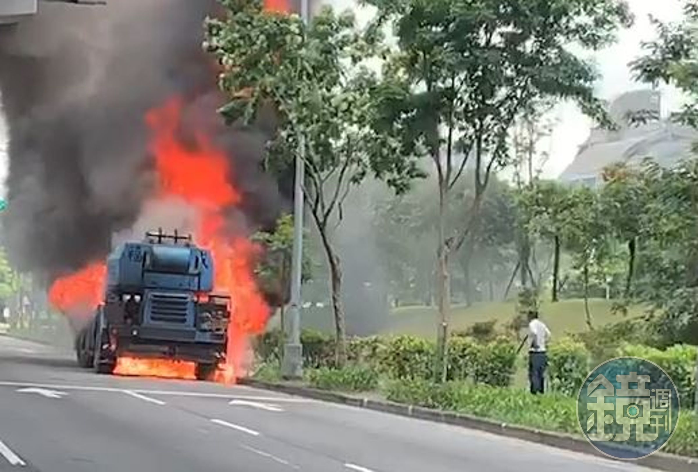 南京東路六段今中午發生火燒車意外，疑為福成工程用車。（讀者提供）