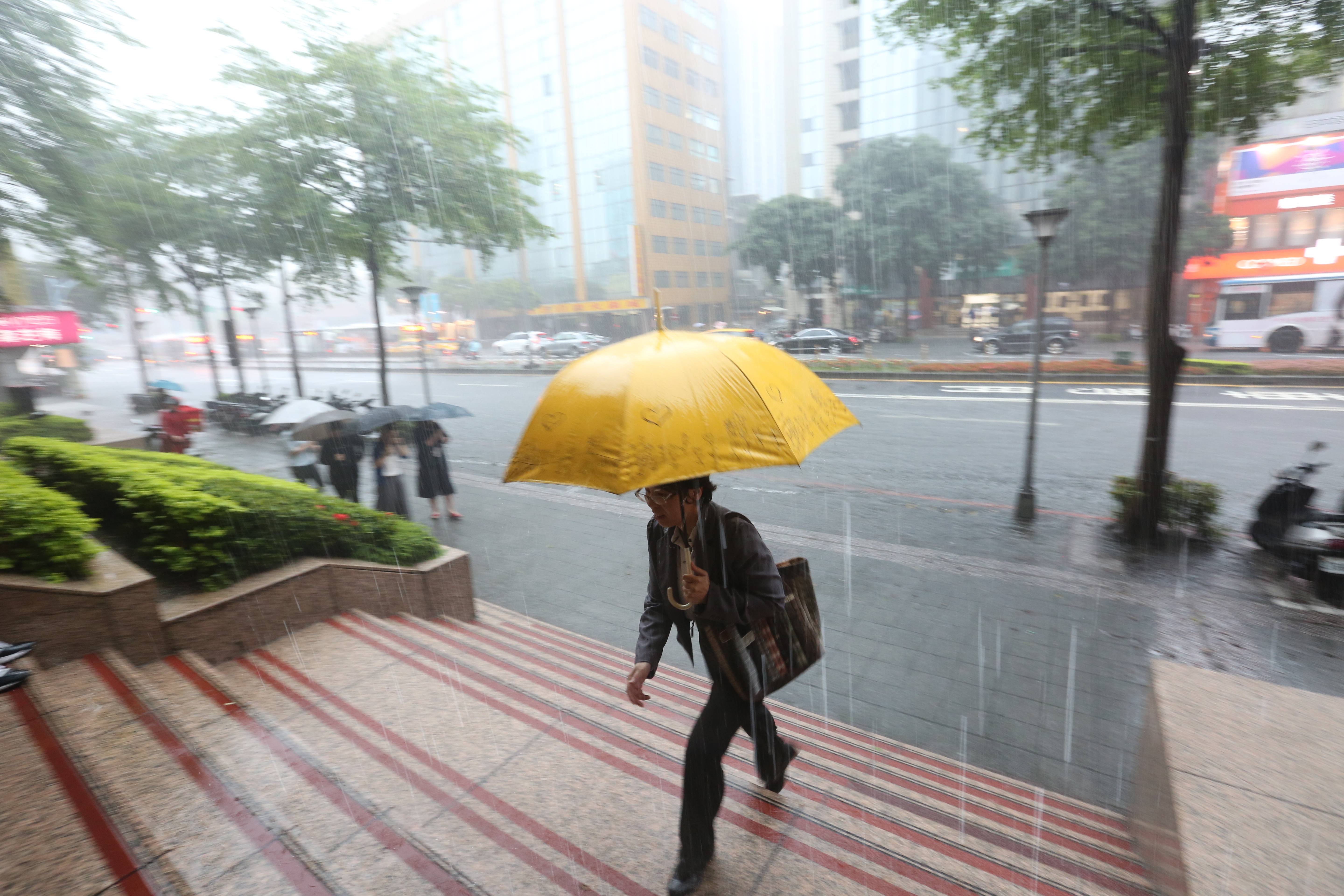 氣象專家認為梅雨季還沒完，仍有劇烈天氣發生機率。