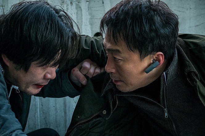 李星民（右）與劉在明在《緝凶對決》首度合作，兩人互飆演技被媒體譽為「演技之神的大對決」。（車庫娛樂提供）