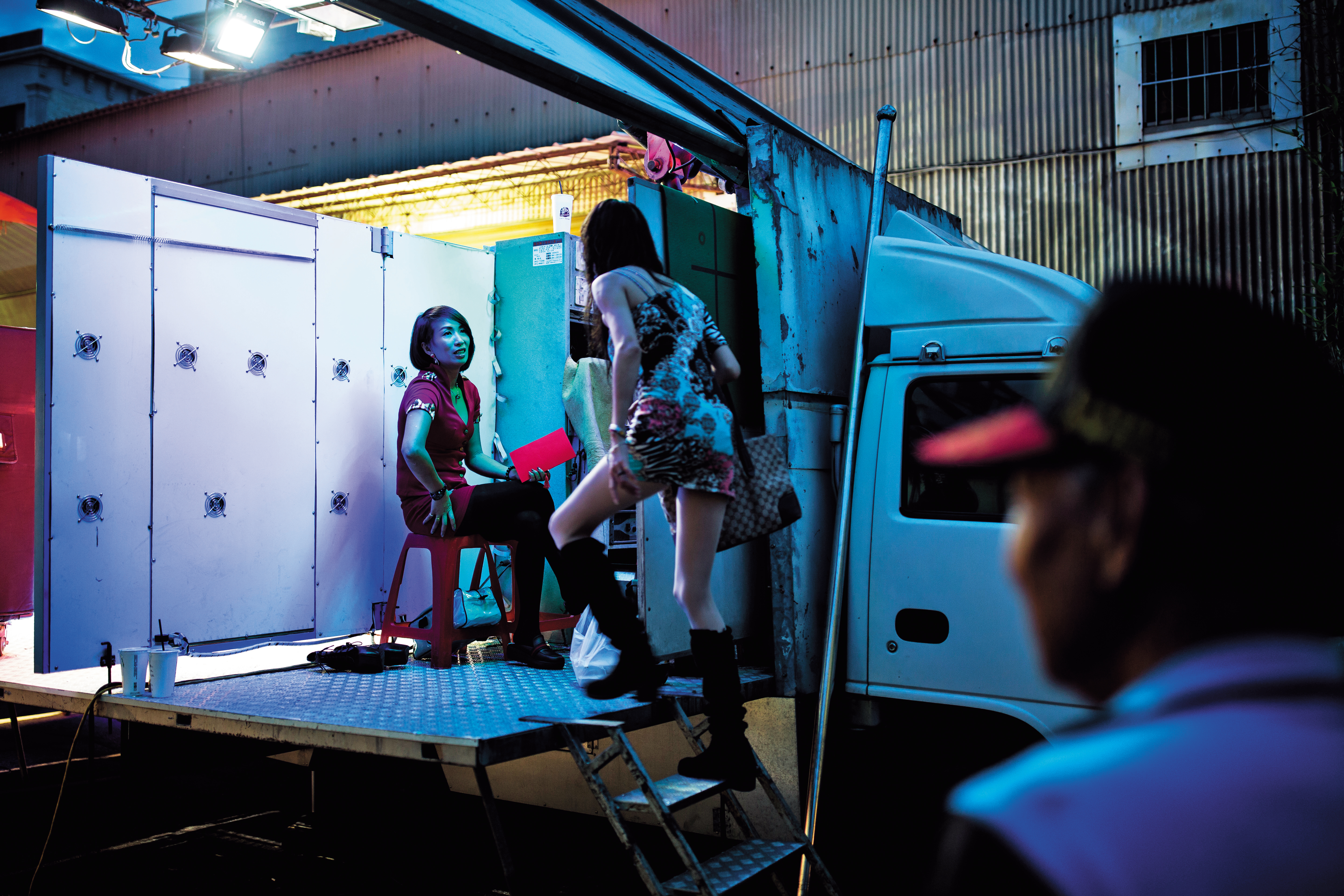 舞台車後台的小空間，就是劉凱君與晚會歌手等待上台的休息室，夏熱冬冷，頗為克難。