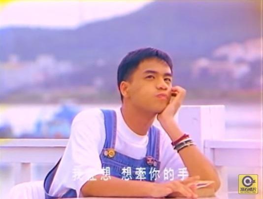 張震嶽19歲時推出第一張專輯《就是喜歡你》，走偶像路線，外型及歌聲都很青澀。（翻攝自YouTube）