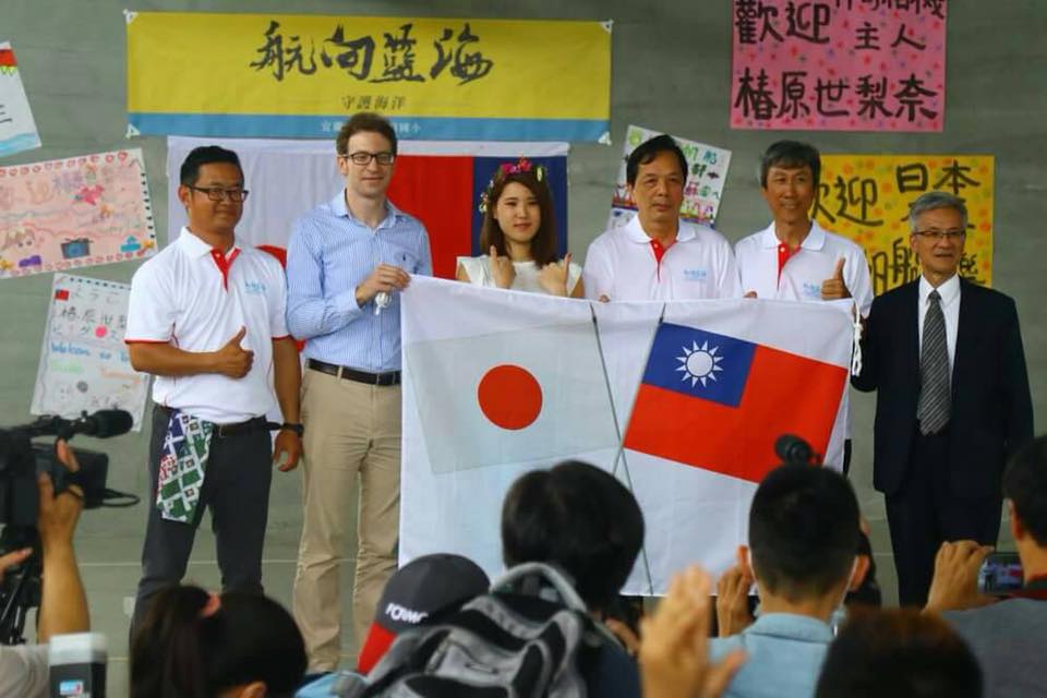 椿原世梨奈來台致贈畢業生親筆信，圖為她上次來台領取相機。（翻攝自椿原世梨奈臉書）