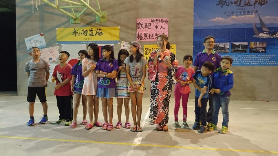 椿原世梨奈去年來台就跟孩子們打成一片，感情好到會一起玩視訊交流。（翻攝自椿原世梨奈臉書）