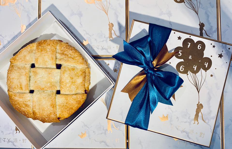 甜點禮盒採用藍、棕色禮盒緞帶意表第七顆行星地球，在旁對應的是乘著空飄576吳奇隆＆644劉詩詩氣球的小王子。（派。對 PIETY 手工好派專賣）