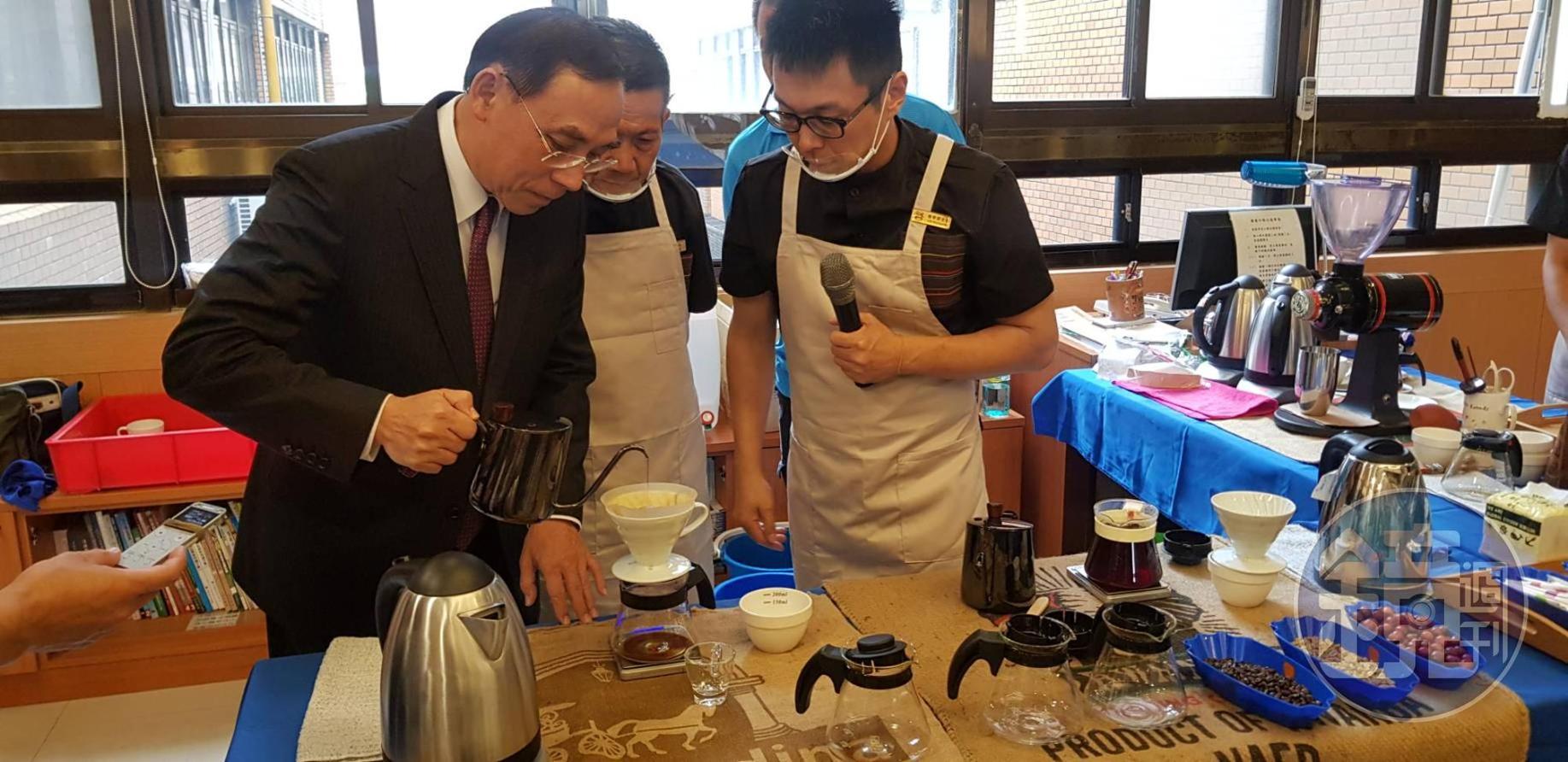法務部部長蔡清祥向受刑人學習如何煮杯好咖啡,直誇咖啡濃郁香醇。