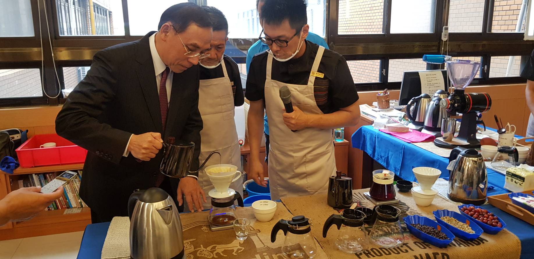 法務部部長蔡清祥向受刑人學習如何煮杯好咖啡，直誇咖啡濃郁香醇。