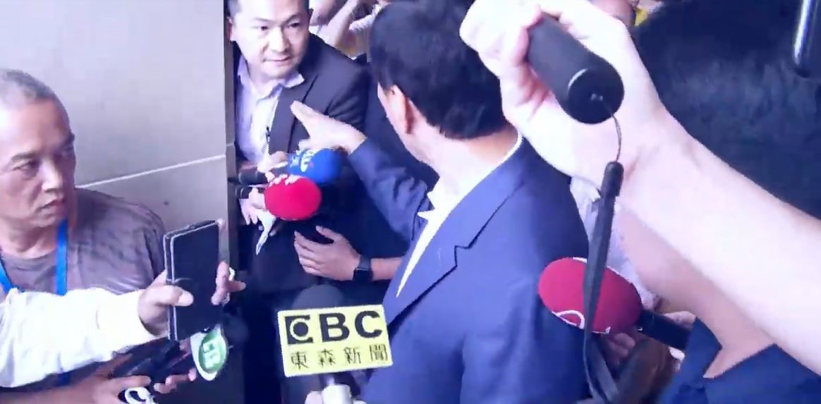 郭董聽到中天記者提問爆氣，事後補充說是「針對老闆」。（翻攝自台視新聞YouTube）