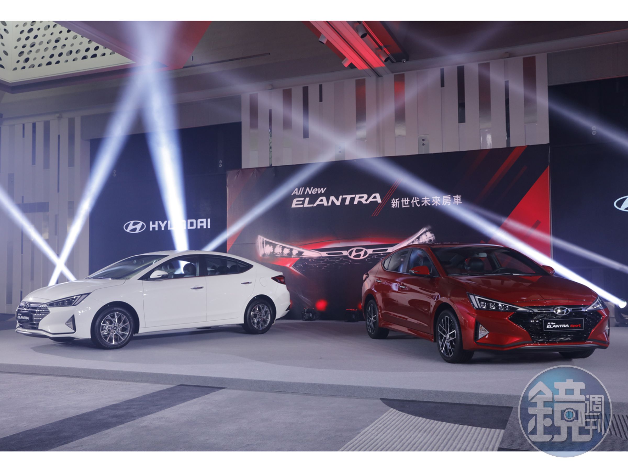 All New ELANTRA（左）與All New ELANTRA Sport（右）同步現身登台。