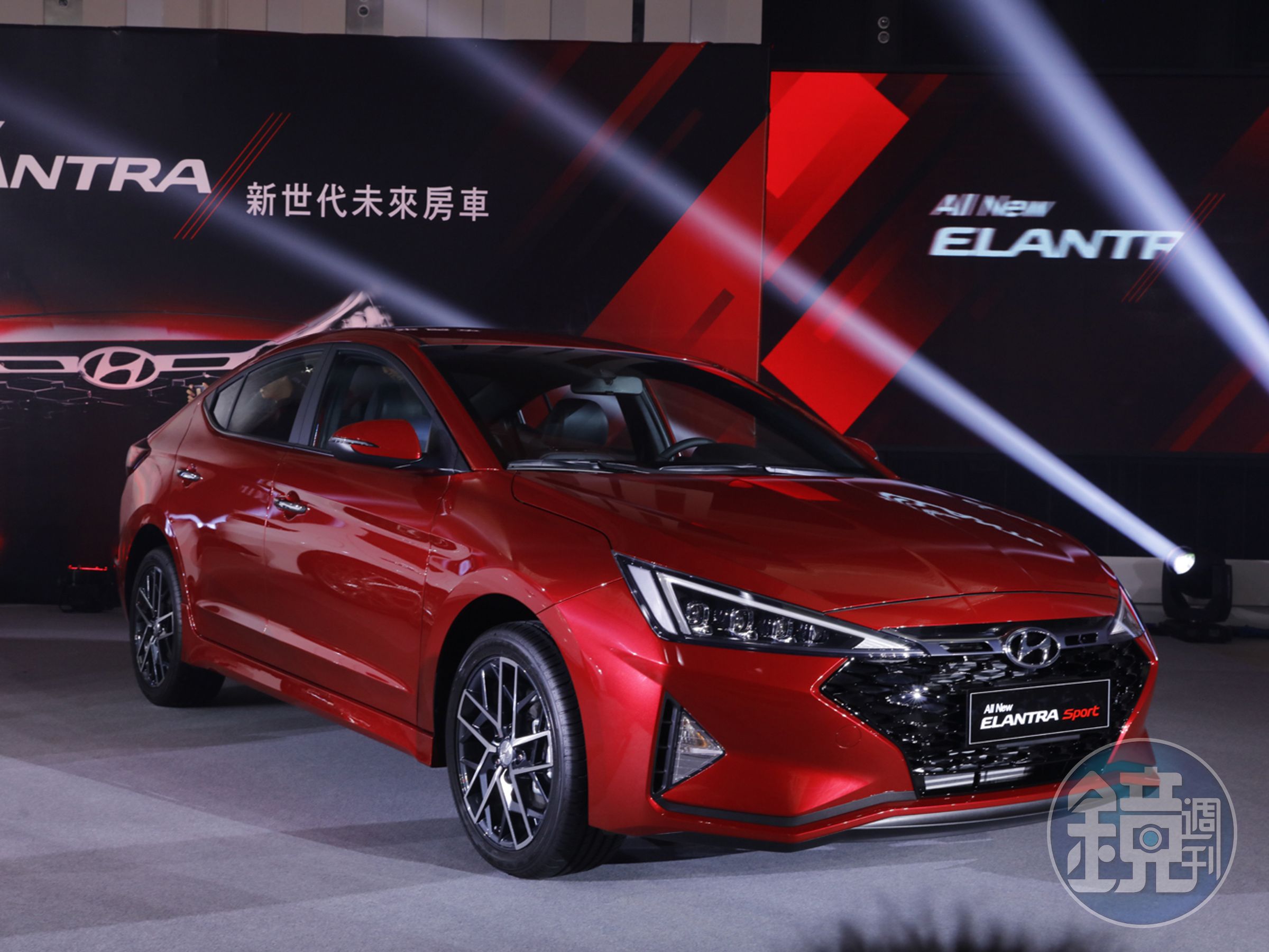 源自HYUNDAI概念轎跑Le Fil Rouge Concept線條基礎，車長尺碼略增加50mm，造就向後飛掠的車身腰線，搭配飽滿的C柱弧線與短俏車尾，讓側視身形兼具修長Coupe Like效果以及動感俐落的運動氛圍。