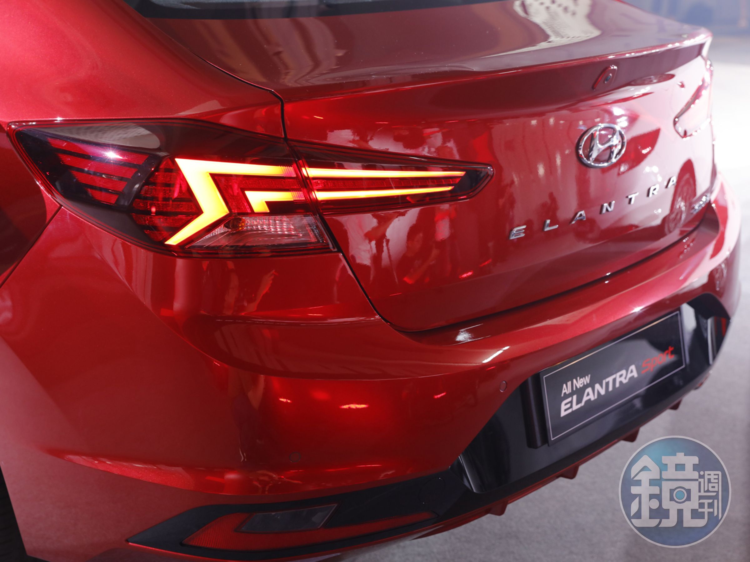 車尾以全新導光式造型尾燈與ㄧ體式後保分流器，展現與眾不同的風格。