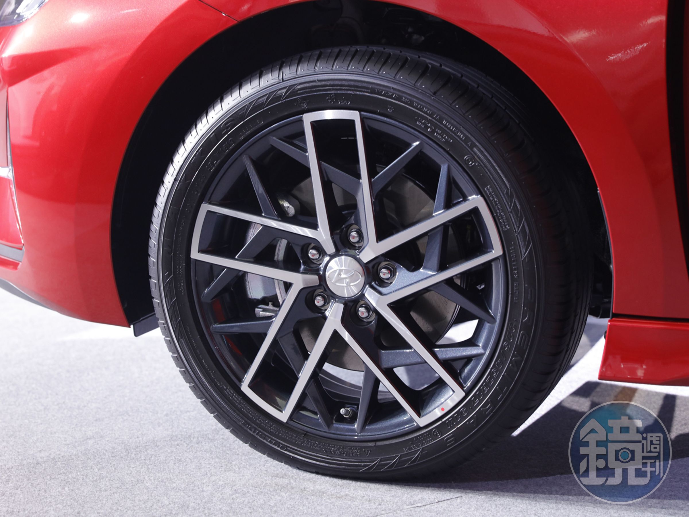 All New ELANTRA Sport標配17吋炫動式雙色鋁圈，強烈跑格油然而生。
