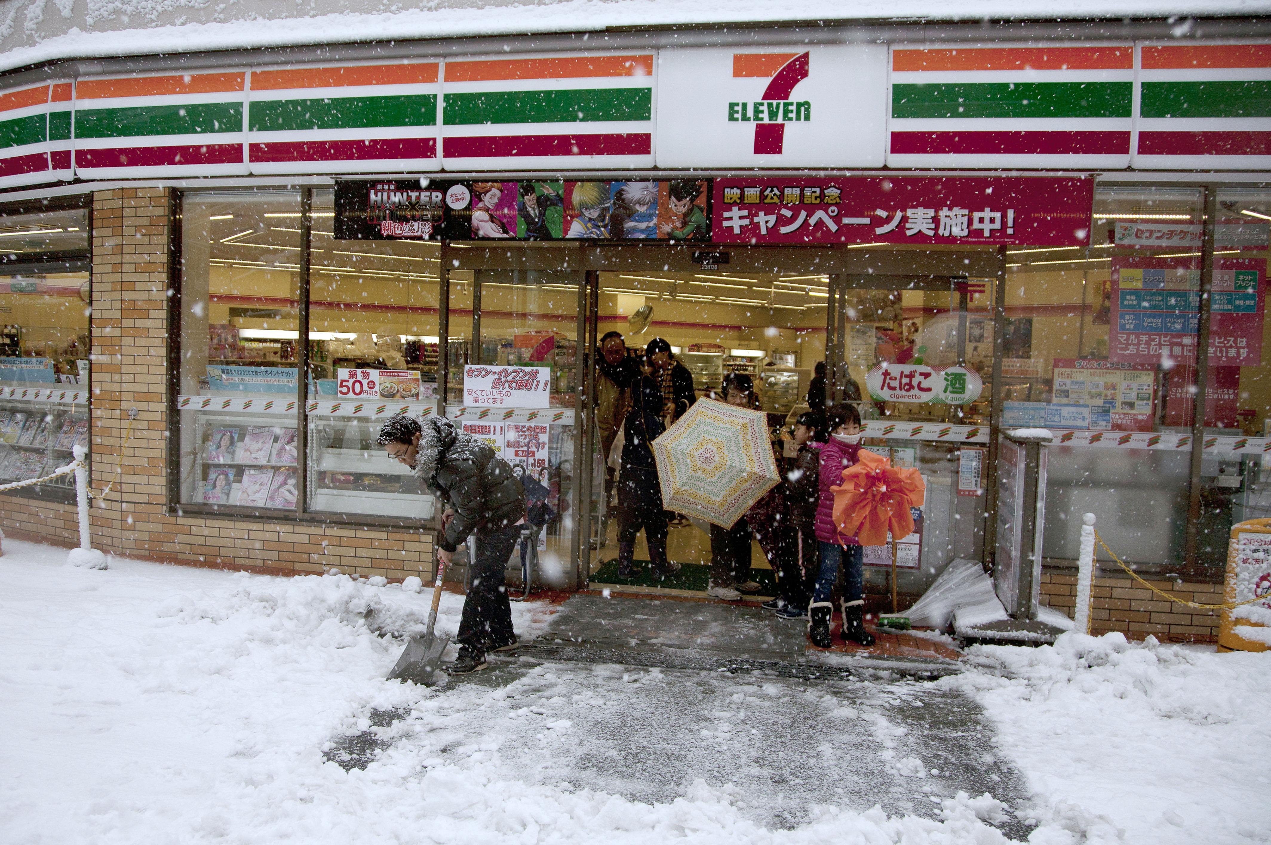 日本的7-11跟上環保潮，將飯糰的外包裝改為植物塑膠。（東方IC）