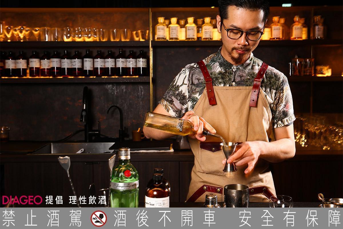  Tony擁有12年的調酒經歷，手法熟練散發職人氣場。
