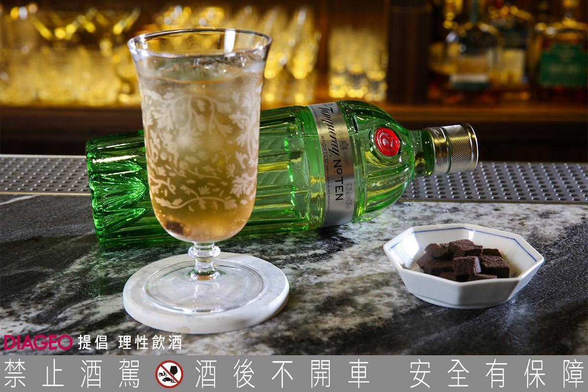 八仙過海加入調酒中少見的八仙果，卻和Tanqueray No. Ten交織出奇效。(350元／杯)