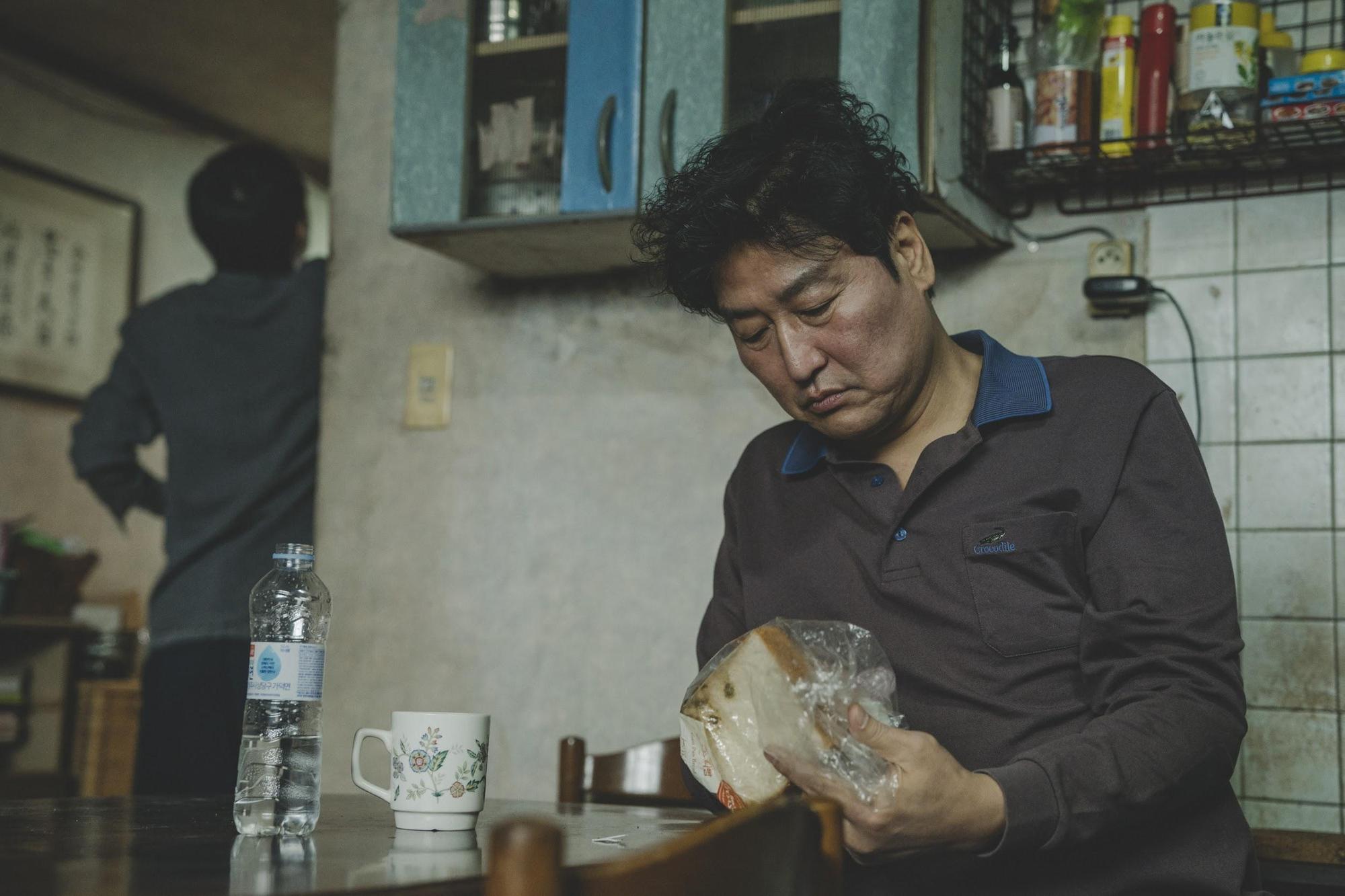 宋康昊在《寄生上流》飾演游手好閒的無業遊民，劇情暗藏與台灣有關的時事哏。（CATCHPLAY提供）
