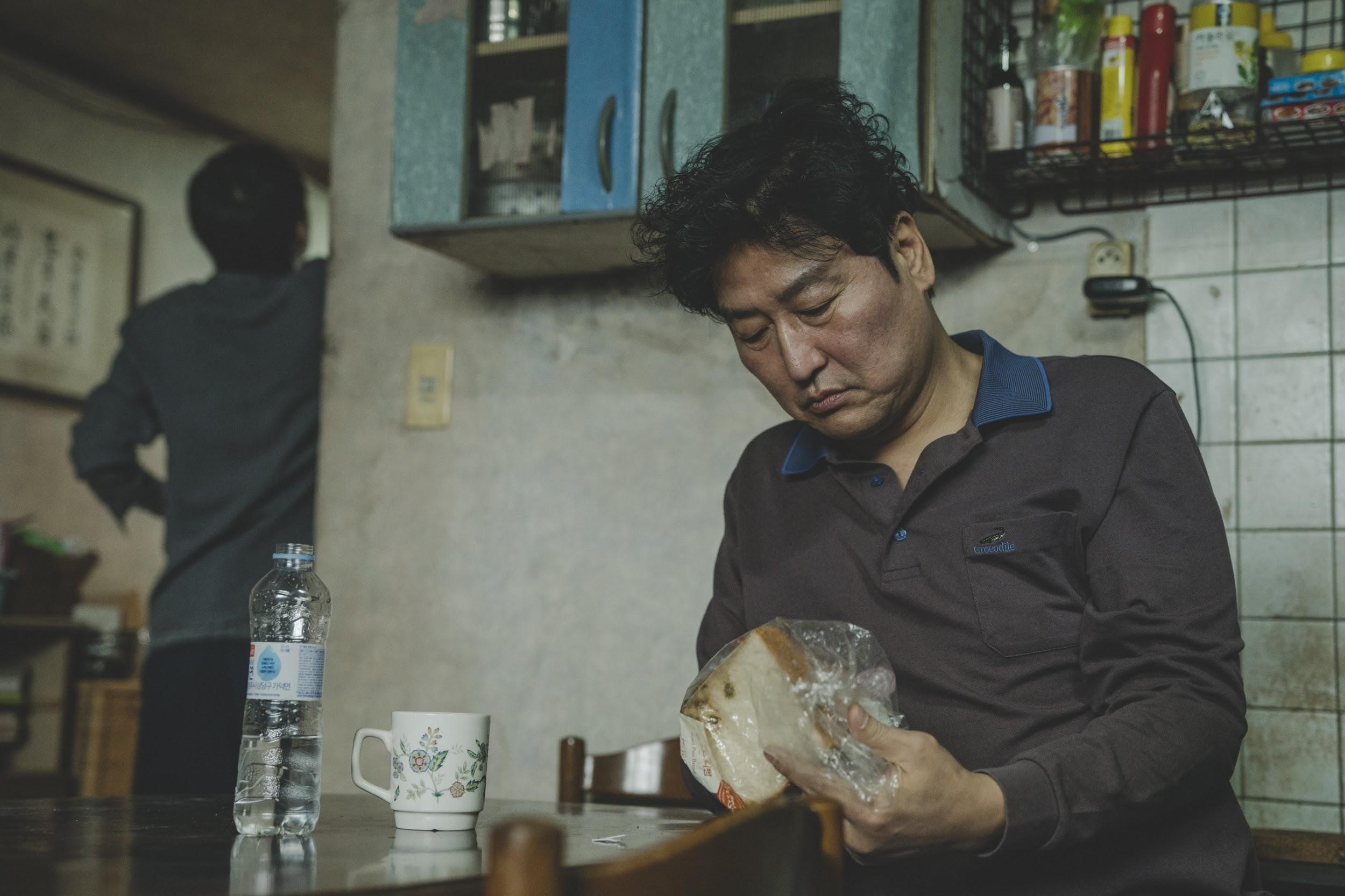 宋康昊在《寄生上流》飾演游手好閒的無業遊民，劇情暗藏與台灣有關的時事哏。（CATCHPLAY提供）