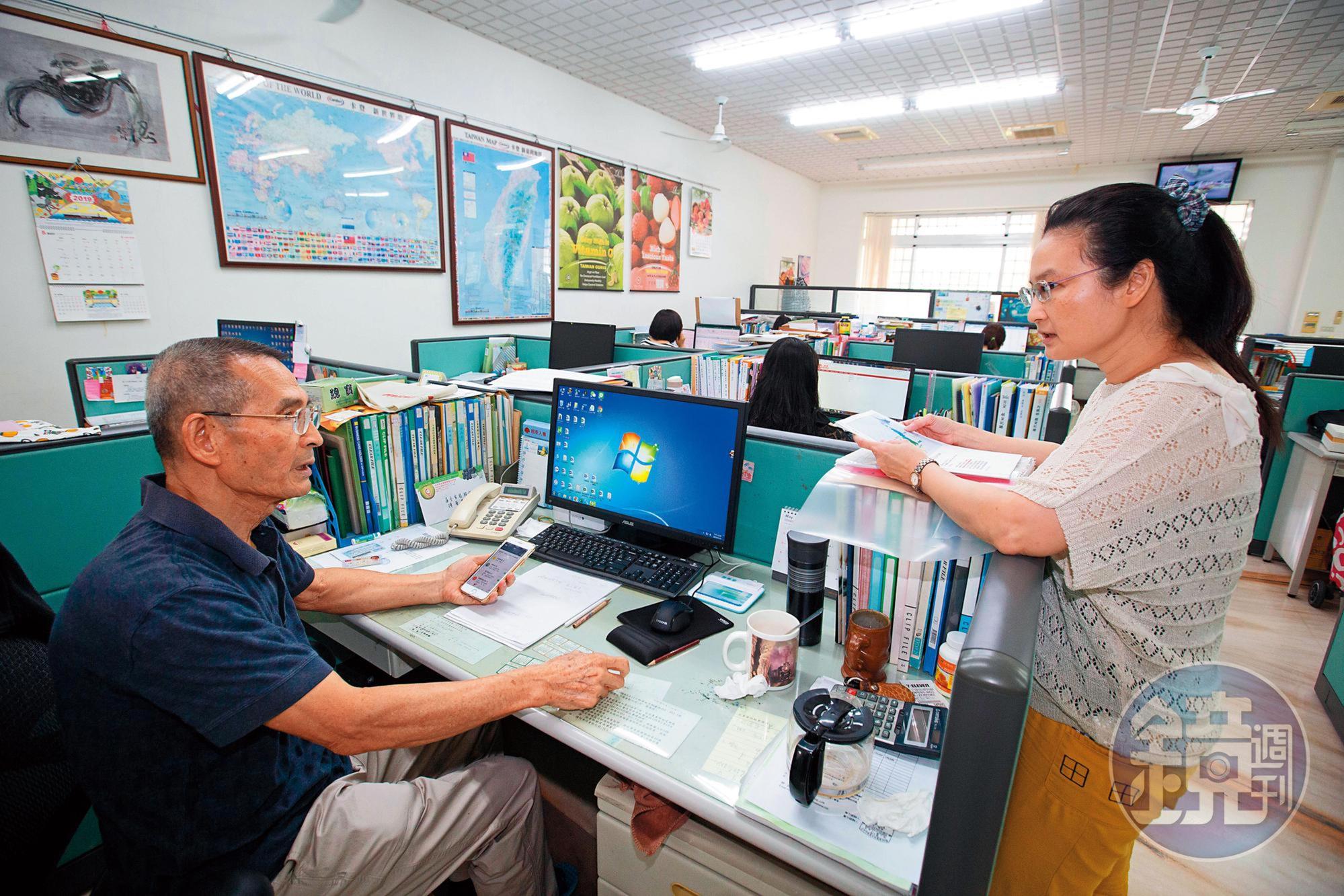 因今年荔枝減產，陳盈貴（左）和二女兒、盈全國際經理陳椒玲（右），一早就忙著聯繫農民採收。