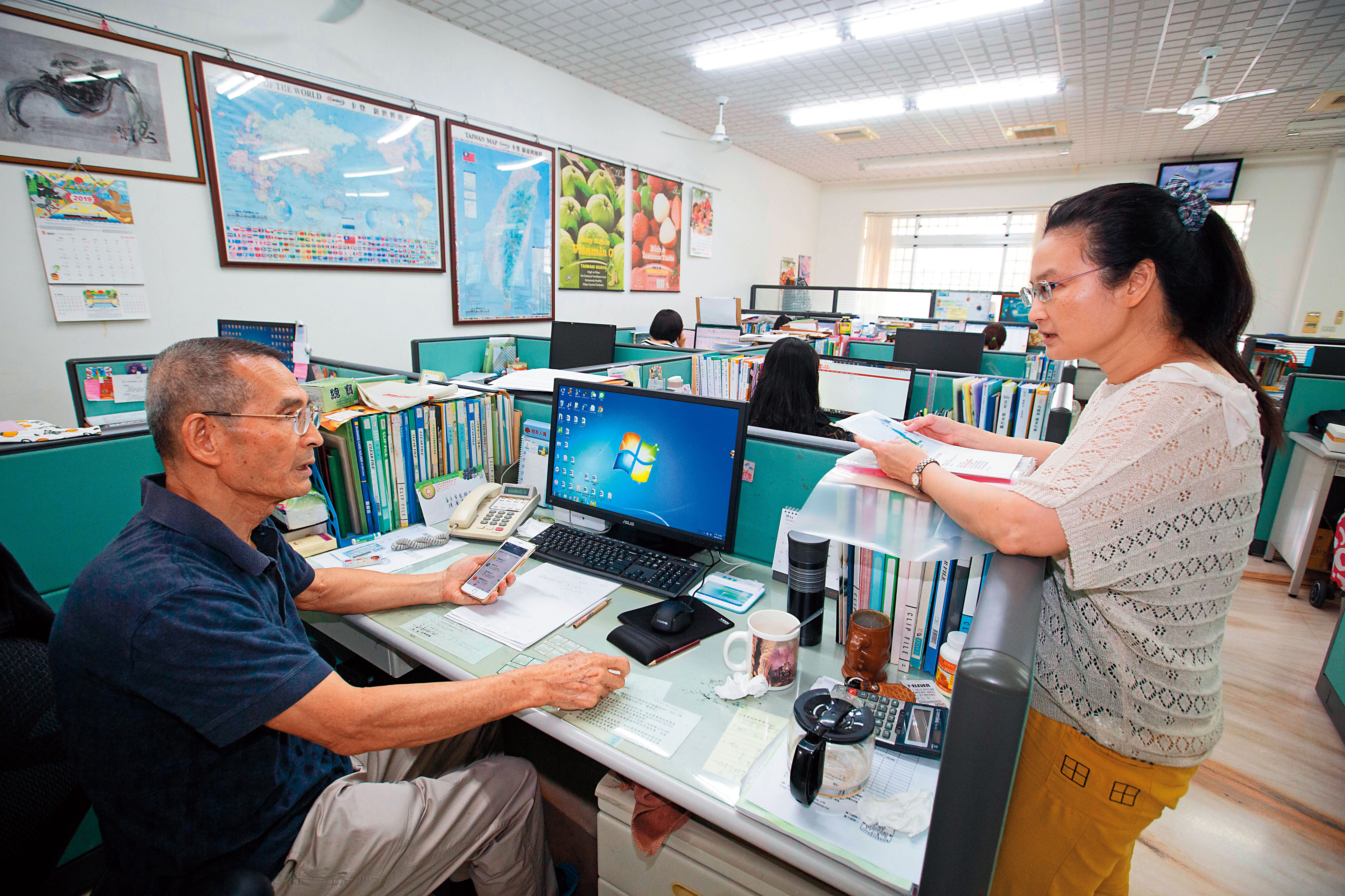 因今年荔枝減產，陳盈貴（左）和二女兒、盈全國際經理陳椒玲（右），一早就忙著聯繫農民採收。